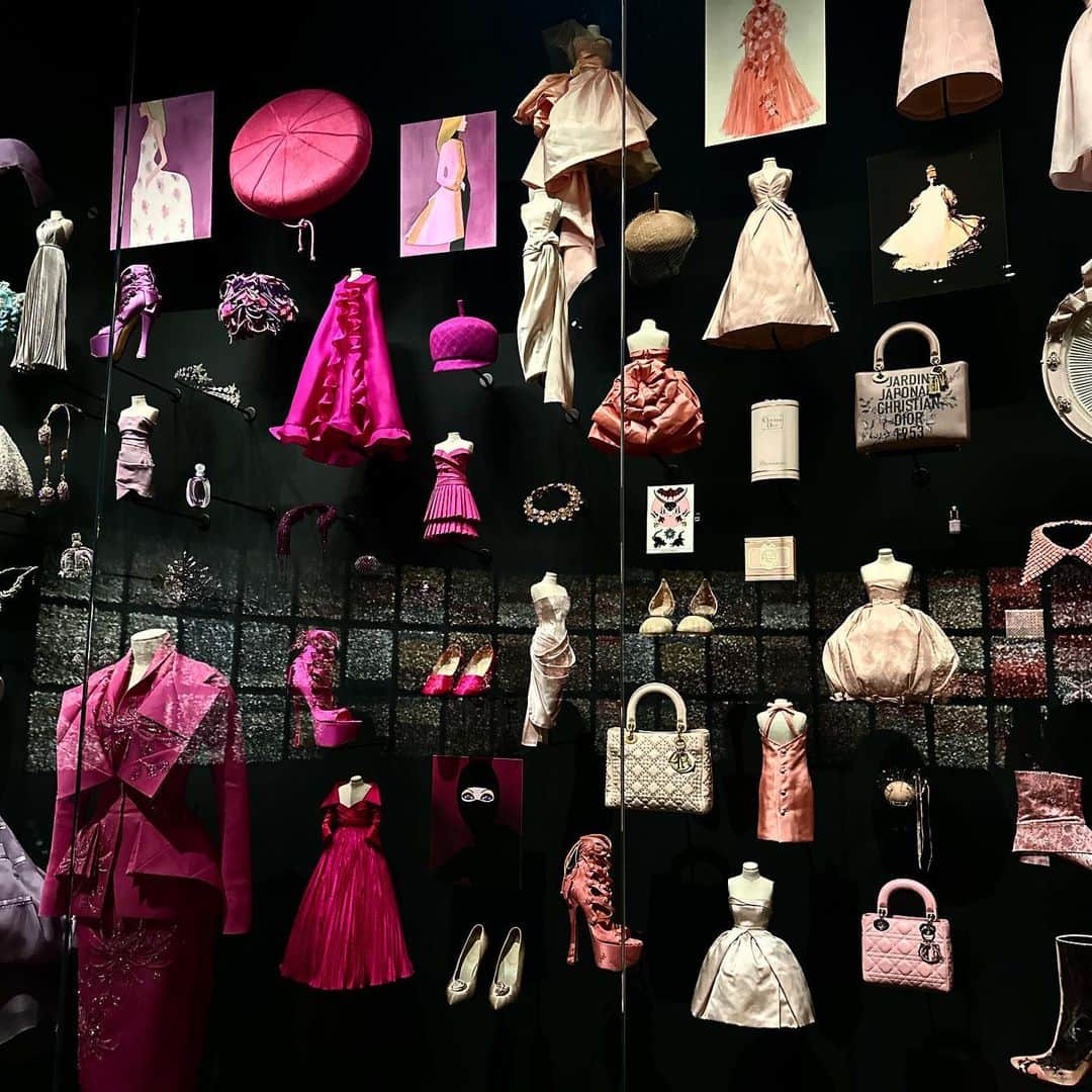 茜里さんのインスタグラム写真 - (茜里Instagram)「Dior展❤︎ パリの本店思い出す空間だった特に一枚目。  歴史を知ると、自分が持つDiorのアイテムがもっと素晴らしく思うし誰かにプレゼントするときの意味を深く考えて選ぶことができるよね。  素敵空間でしたぁ  こういう展示とか美術館とかって見るだけでもいい　雰囲気だけ味わうでいい 視界に入れるだけで違う  なんか感想を書こうとしたりなにか得ようとしていなくても 見るだけで充分良きだと思っている  ぱっと好きなものだけ写真を撮るのもいいしね  "私の知るすべてのこと、見たこと、聞いたこと、 私の全てがドレスに凝縮されているのです" って言葉が　ほぉおってなりました  どこかで・知らない間に、見たものを 自分なりにアウトプットするよね 今の自分が生み出すものは、過去の自分の結果なかんじ  いっぱい自分が出せる限りのことで美しいものを見ていたいな〜と思いました💐  ちゃんと感想書けた　笑」5月29日 2時53分 - riuakari