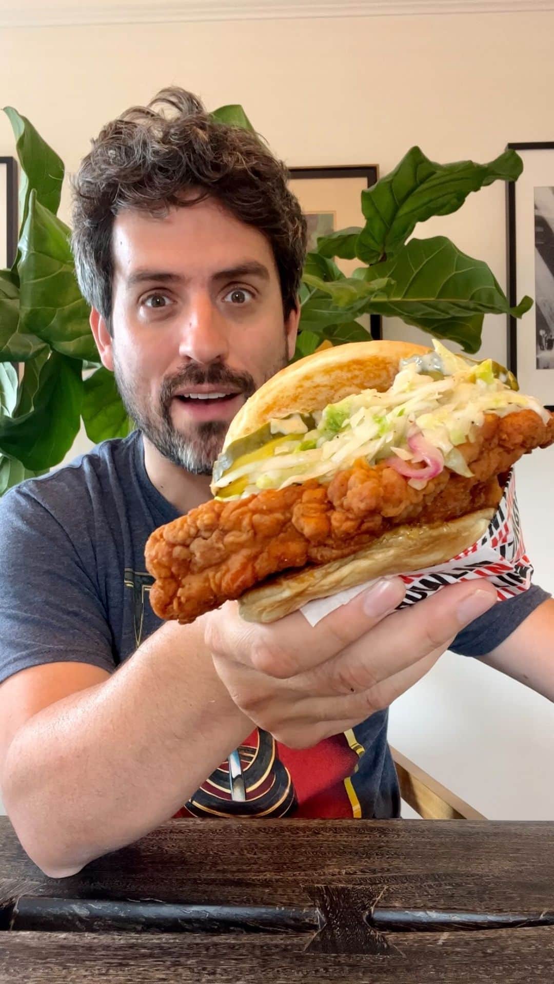 エド・ウィークスのインスタグラム：「Fried chicken madness! @howlinrays #WeeksEats . #friedchickensandwich #nashvillehotchicken #foodporn #foodreview」