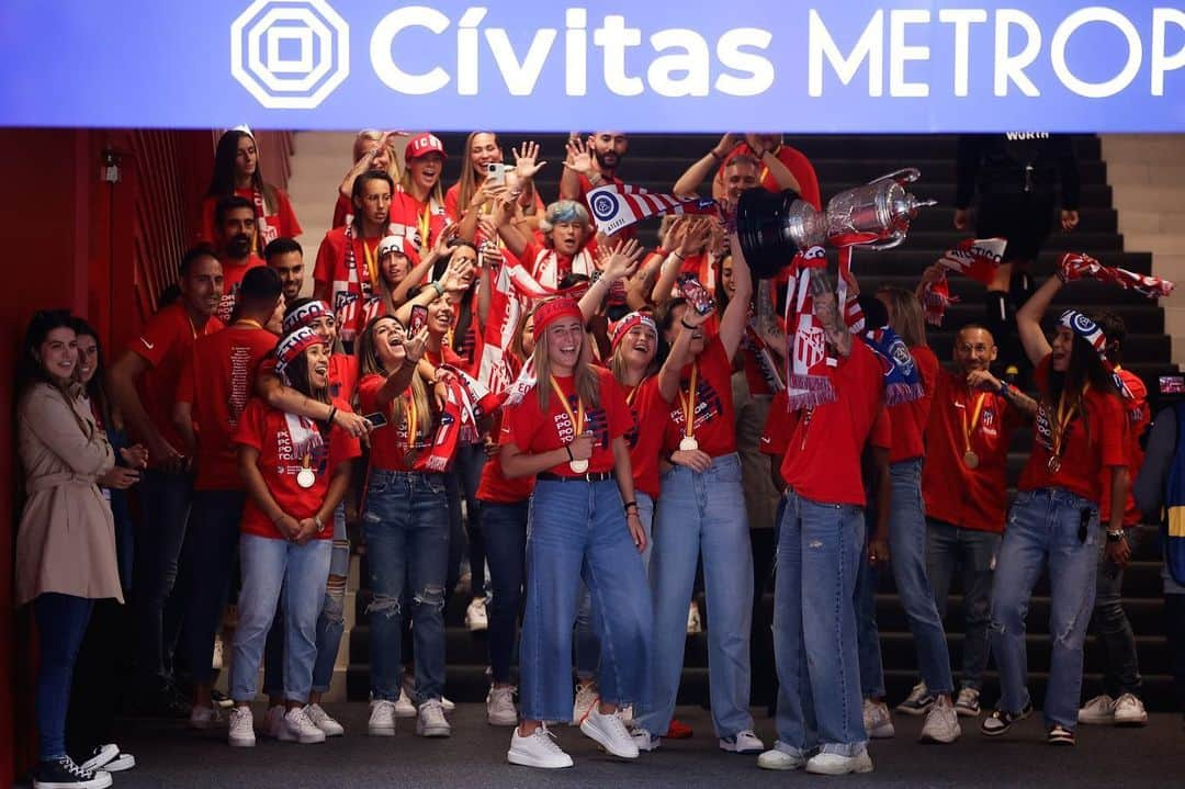 アトレティコ・マドリードさんのインスタグラム写真 - (アトレティコ・マドリードInstagram)「¡Qué momento!🏆  ¡El @CívitasMetropolitano festejó nuestro título de la Copa de la Reina! 🥳」5月29日 2時56分 - atleticodemadrid