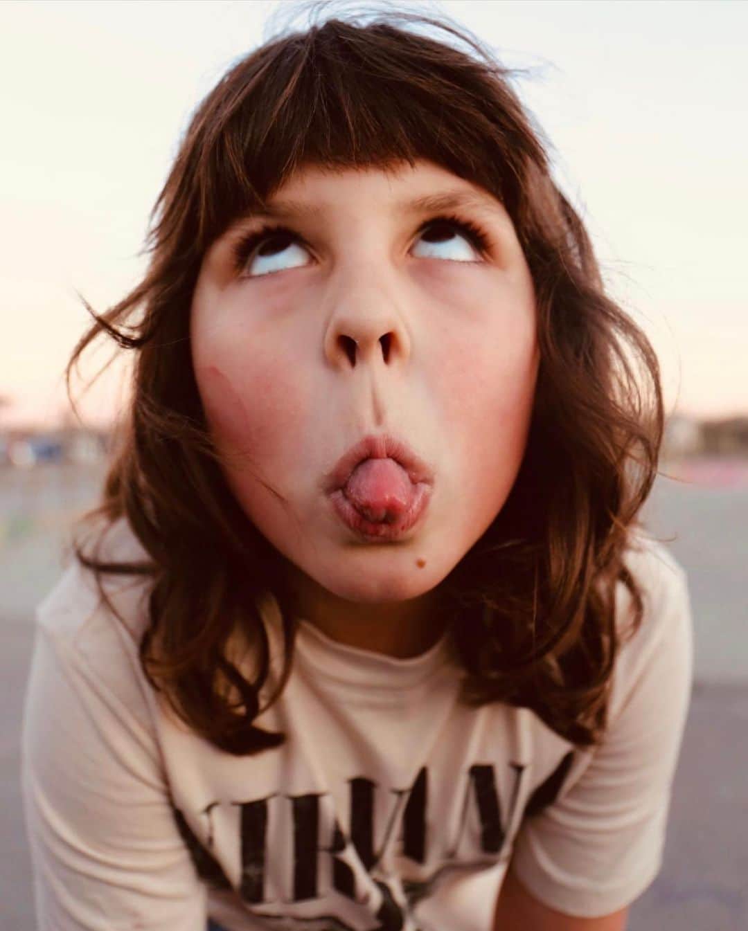 のインスタグラム：「Bref, je suis rentrée…  Et ça fait un bien fou ❤️  J’ai retrouvé mon amoureux, mon grand Julot et mes poulettes.  Tout le monde parlait en même temps, ils avaient une semaine à me raconter, personne n’avait rien remis à sa place dans les tiroirs: impossible de trouver la râpe à fromage, ils m’avaient préparé des petits cadeaux, un barbecue et pendant que ça se chamaillait pour savoir qui allait s’asseoir, à table, à côté de moi…je me suis dit que c’était toujours autant le bordel: un vrai bordel heureux ❤️ mon bordel à moi, celui que je n’échangerais pour rien au monde.  Je vous embrasse, Elisa」