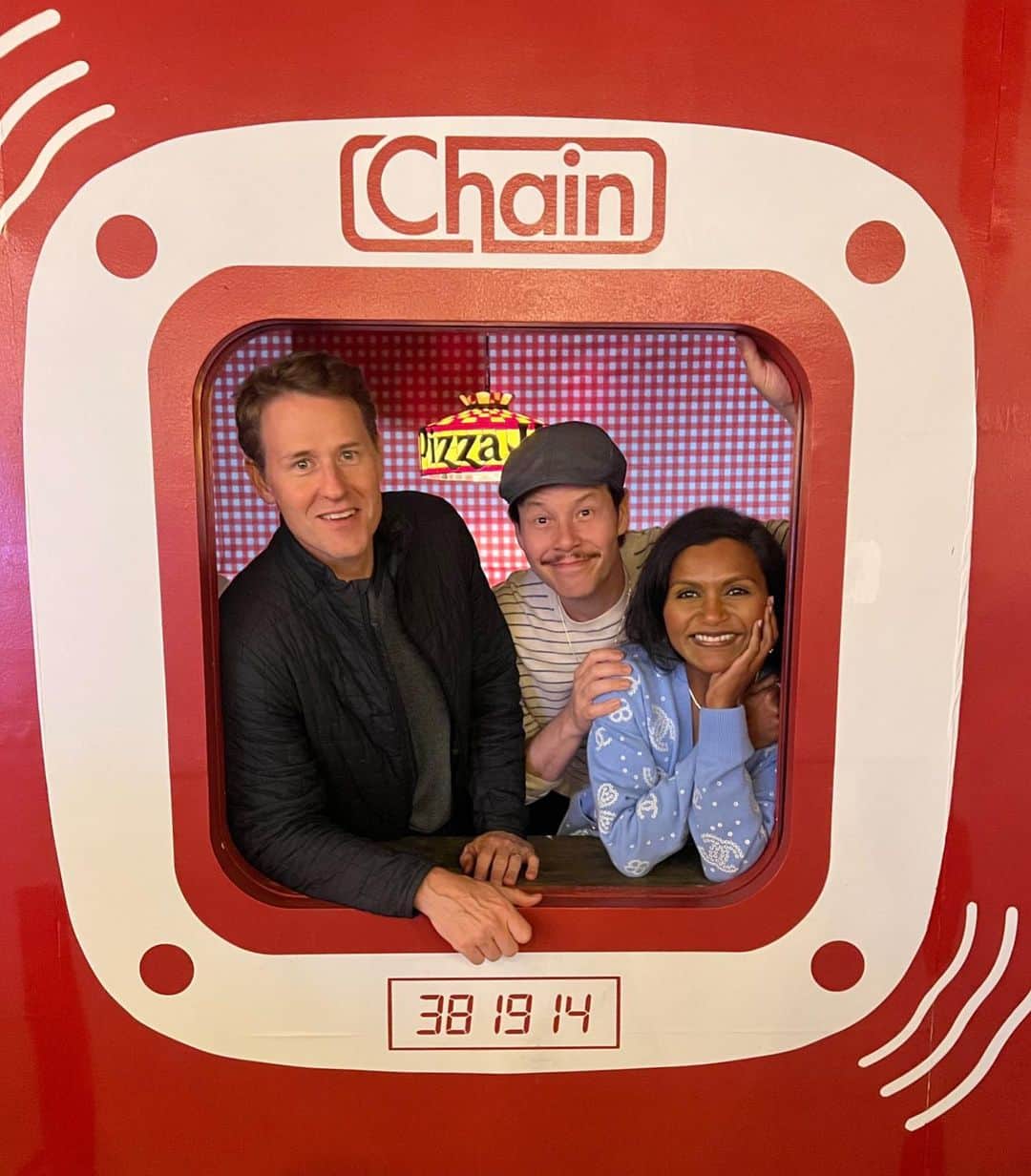 ミンディ・カリングのインスタグラム：「@ikebarinholtz and @davidstassen and I were so lucky to host our writing staff in the @eatatchain flagship! We partook in the classic Cruncho Perfecto and insanely delicious @pizzahut Pizza Haute collab. I sadly took no photos of the food because it was eaten too quickly? Also there was a caricature artist who made @asekar95 and I look like glamorous sex positive podcasters. Special guest star @bjnovak rounded out a fantastic evening. Our show is about basketball and tonight? Well, it was a slam dunk! 🏀😍」