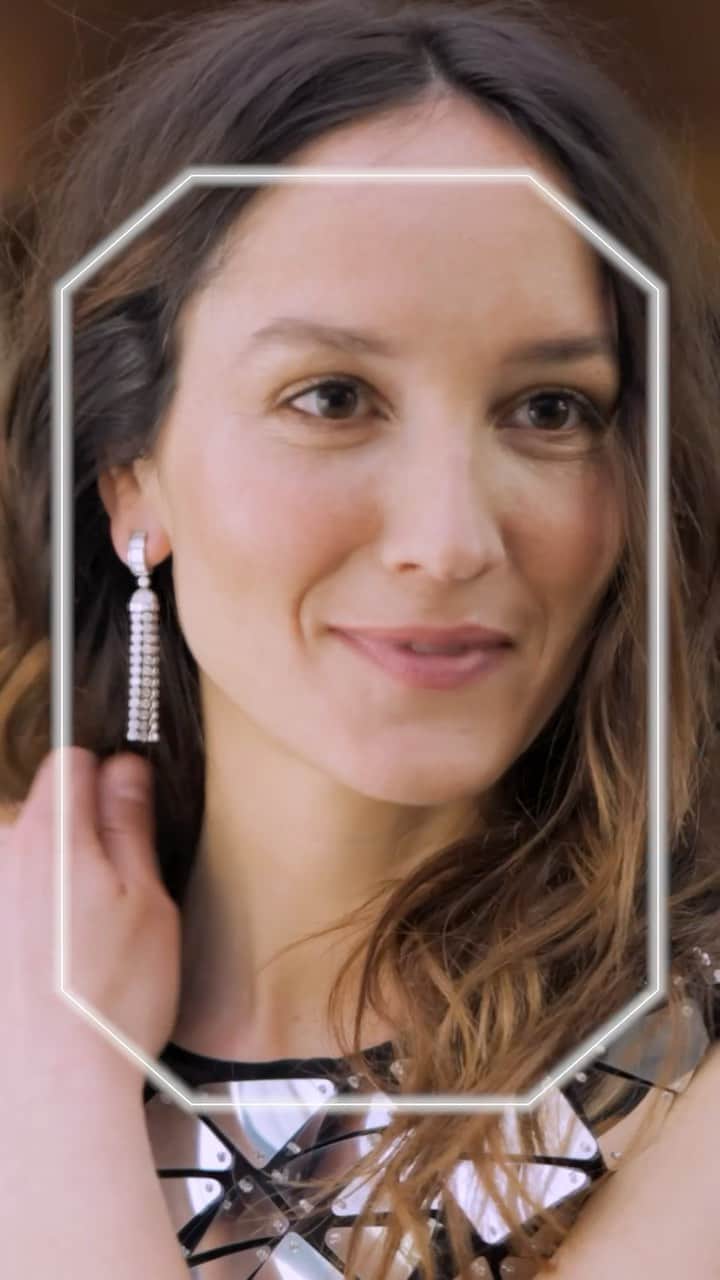 ブシュロンのインスタグラム：「Cannes is all about glamour... and for Boucheron, it’s about feeling yourself, whatever you’re wearing. Join Anaïs Demoustier as she preps for her festival adventure. Follow our Pompon creations every step of the way.  #BoucheroninCannes  #AnaisDemoustier」