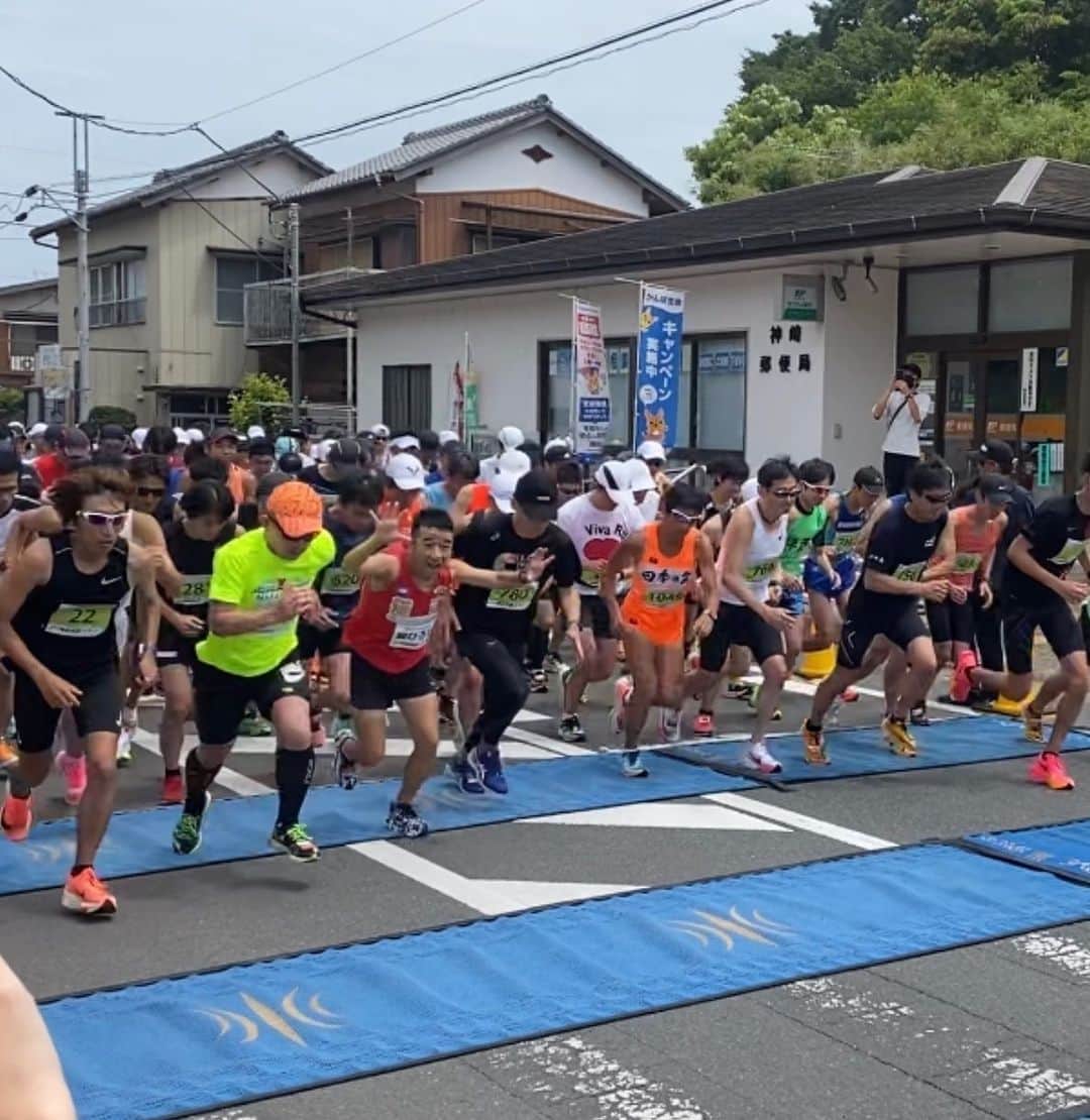 猫ひろしさんのインスタグラム写真 - (猫ひろしInstagram)「今日は、 千葉県の神崎発酵マラソンでハーフを走りました。  どデカいどこまでも続く田んぼ道をおもいっきり走れた。  タイムは、１時間１４分。 走られた方、応援してくれた方、スタッフさんお疲れ様でした。  給水と走り終わった後の甘酒最高。  あと冷や汁も最高！  さすが発酵の町！  またいつか走りたいニャー  あと、どなたか本日の神崎発酵マラソンの私の写真か動画撮った方いましたら、いただけないでしょうか、YouTube等で使いたく。よろしくお願いします。  #神崎発酵マラソン  #なんとなくマラソンあるある #くだRUN #ハーフマラソン  #ランニング #フルマラソン #ジョギング #マラソン #ランニングウェア #ランニングスタイル #ランニング男子　#マラソン好きと繋がりたい #ランニング好きな人と繋がりたい　#ランナーさんと繋がりたい #猫ひろし #芸人 #ランニャー #カンボジア #ハシリマシタグラム #ランスタグラム中年の部 #ハイテクスポーツ塾 #DEUX #もみじはりきゅう整骨院  #ワハハ本舗 #マッスルテック #エクステンド #ボディメーカー #Polar #ランニャーソックス」5月28日 18時09分 - cat_hiroshi