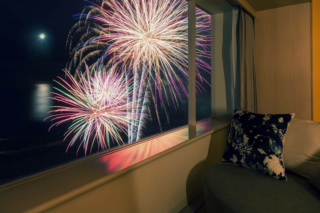 フェニックス・シーガイア・リゾートさんのインスタグラム写真 - (フェニックス・シーガイア・リゾートInstagram)「本日5月28日は #花火の日  シーガイアでは夏休みに「打ち上げ花火」を実施。ホテルの目の前で打ち上がる花火と音楽のコラボをお楽しみいただけます。 近くで楽しみたい方は客室から。リゾートを満喫しながら楽しみたい方は ガーデンプールから。またお気に入りのカクテルを飲みながらの大人の花火観賞もおすすめです。シーガイア中が花火の特等席に変わる、夏の満天花火をぜひ間近でご体感ください。  ＊＊＊＊＊＊＊＊＊＊＊＊＊＊＊ シーガイア夏の満天花火🎇 ■期間/7月15日（土）～16日（日）、7⽉22⽇（⼟）～8月31日（木） ■時間/20:00～(約3分間) ※日程や時間は天候や諸事情により変更となる場合がございます。 ＊＊＊＊＊＊＊＊＊＊＊＊＊＊＊  #シーガイア #シェラトングランデオーシャンリゾート #リゾートなひととき #夏休み #夏旅行 #花火 #打ち上げ花火 #宮崎旅行」5月28日 18時13分 - seagaia_official