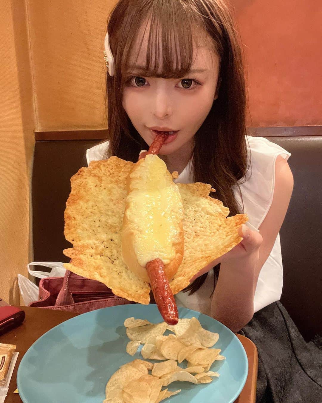 三年食太郎（松島萌子）さんのインスタグラム写真 - (三年食太郎（松島萌子）Instagram)「たまたま入った喫茶店で頼んだホットドッグがばかでかかった」5月28日 18時15分 - 3.syokutaro