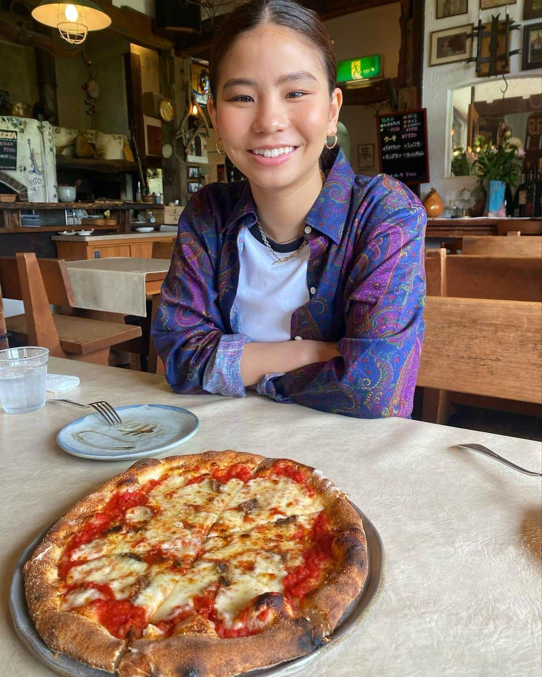 佐藤亜耶のインスタグラム：「. ここ1ヶ月はゆっくり時間を楽しんでいる😀🍕  Photo by my exclusive photographer お母さん😂」