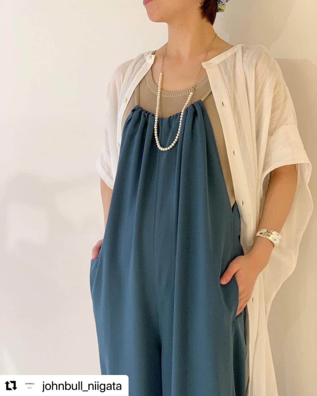 のインスタグラム：「#repost @johnbull_nigata   WOMEN'S STYLING WOMEN'Sの新作おすすめスタイリングをご紹介いたします。 ポリエステル、レーヨンの混合素材を使用した 爽やかな着心地のサロペット。 バックウエスト部分も絞れるため、シルエットを変えて楽しんでいただけます。 ゆってりとしたシルエットで羽織りものとのレイヤードスタイルもおすすめです。 STAFF 身長155cm SHIRT [ JOHNBULL ] lot: JL232S05 size: Free price: ¥16,500- SALOPETTE [ JOHNBULL ] lot : JL232P04 size:S/M(着用サイズS） price: ¥19,800-  SCARF [manipuri ] lot: 13133001A  price: ¥14,300  SANDALS [MARKO] lot : ML225115A price: ¥9,240- #johnbull #johnbullprivatelabo #ジョンブル #ジョンブルプライベートラボ」
