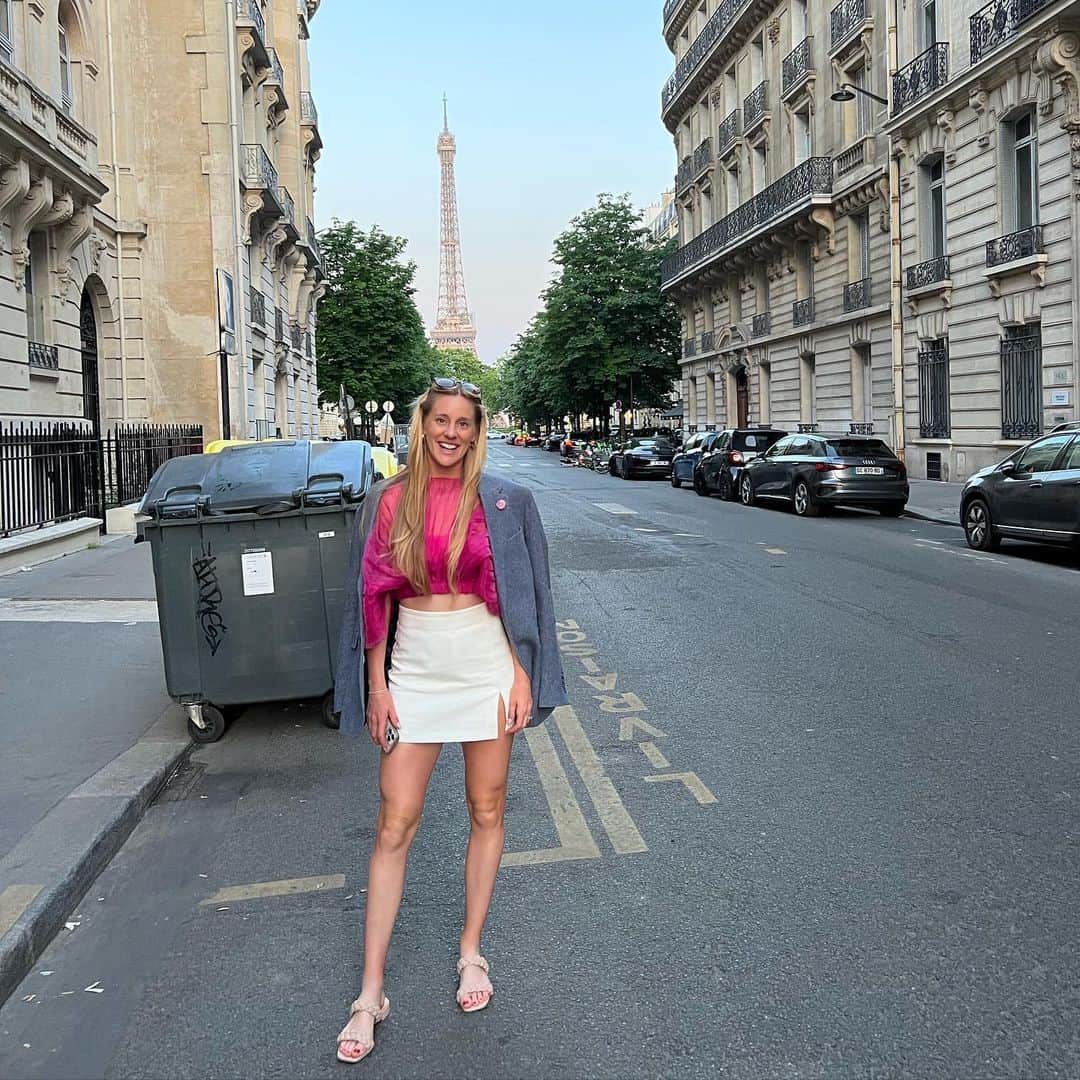 アリソン・リスクのインスタグラム：「I really cannot tell whether the dumpster enhances or distracts from the Eiffel Tower coming out of my head」