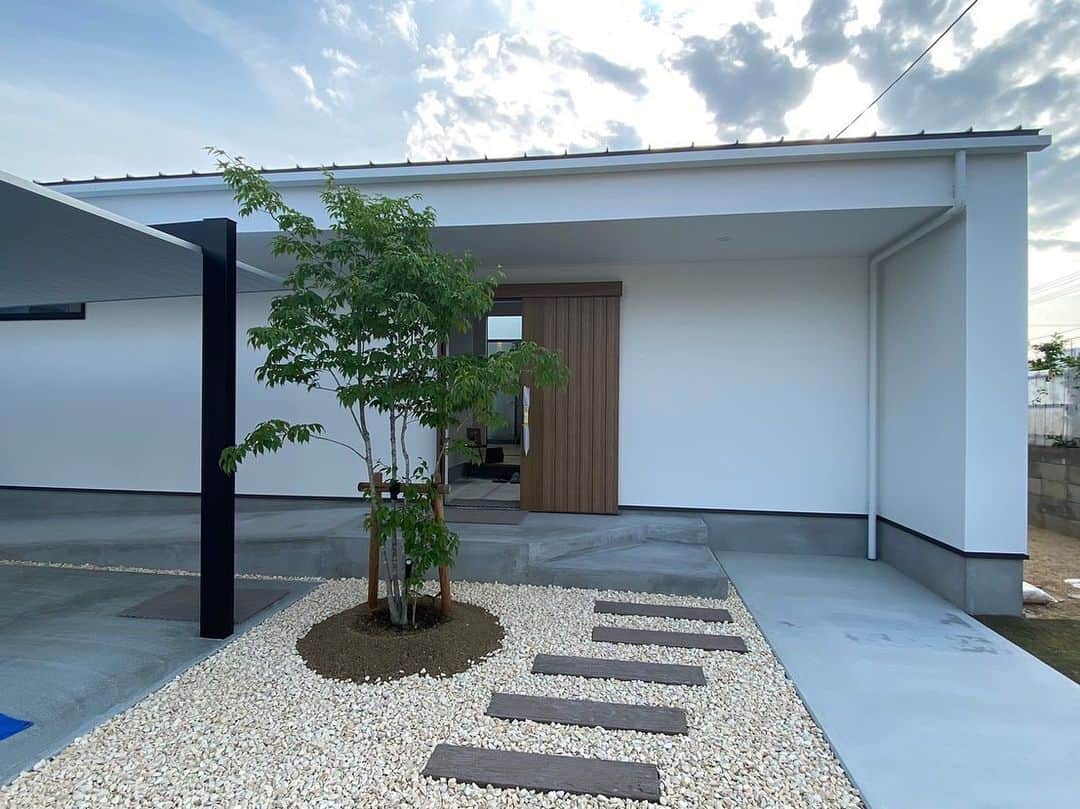 ソラマド香川のインスタグラム：「ソラマド×平屋プロジェクト無事お引渡しが終わりました！  お引渡し前、二日間完成見学会を開催しました。 たくさんの方に来ていただき、ありがとうございました！ そして、見学会を快く引き受けてくださったO様に感謝です。 本当にありがとうございました🙇‍♀️  これからソラマドライフを楽しんでください✨  staff. 江口 ---------------------------------------  もっと施工事例を見たい方はこちら   @soramado_kagawa  #ソラマド香川  ---------------------------------------  🏠【常設モデル】宇多津モデル  綾歌郡宇多津町浜三番丁22-4 🏠 多肥モデル販売中！ 高松市多肥上町 分譲地内   ---------------------------------------  ソラマド香川(センコー産業株式会社) 綾歌郡宇多津町浜三番丁22-4 電話番号：0120-49-7257 営業時間：10時〜17時(水曜定休日)  ---------------------------------------  #ソラマド #ソラマドの家 #soramado  #平屋 #平屋の家 #平屋間取 #平屋暮らし #間取り #中庭 #自然素材 #マイホーム #おしゃれな家 #シンプルな暮らし #設計士とつくる家 #センコー産業 #施工例 #施工事例」