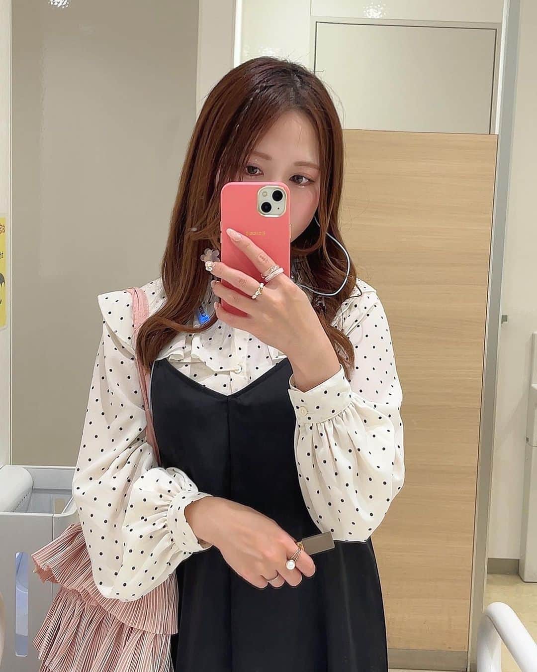 のインスタグラム：「𓅿𓅿𓅿𓈒 𓂂𓏸  #ガーリーコーデ  ドット柄って甘さが程よくて 合わせやすくて好き〜🥳✨  ┈┈┈┈┈┈ ❁ ❁ ❁ ┈┈┈┈┈┈┈  #gu #ジーユー #guコーデ #ブラウス #ブラウスコーデ #ドット柄 #フリルブラウス #ワンピース #ワンピースコーデ #黒ワンピース #プチプラコーデ #プチプラファッション #小柄コーデ #低身長コーデ #甘めコーデ #大人ガーリー #大人可愛いコーデ #ジーユー購入品 #ジーユー購入品 #ジーユーコーデ」