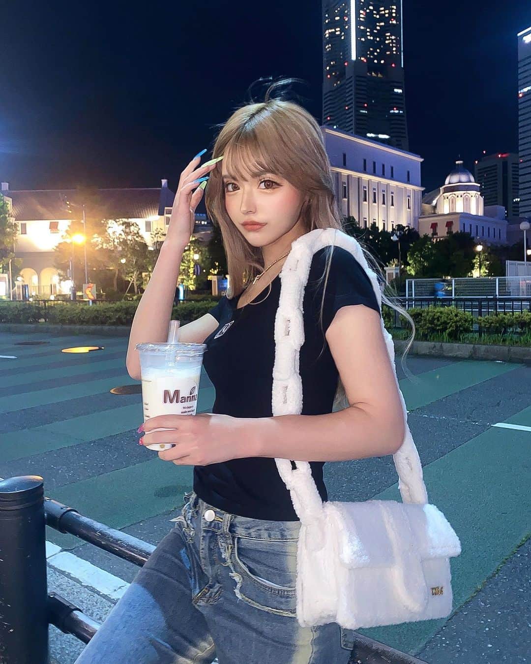 アンジェリカのインスタグラム：「yokohama🩵🩵🩵 ――――――――― 👕: @blackqueen.official  👜: @trend_gossip  ―――――――――」