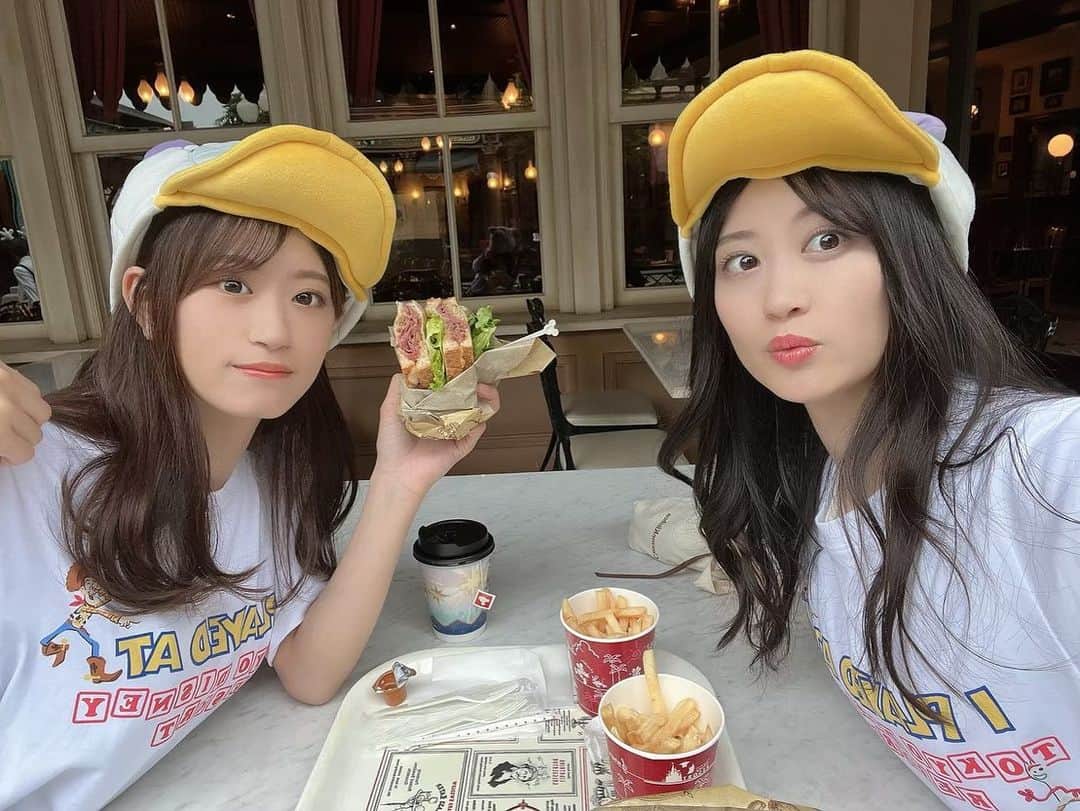 のインスタグラム：「妹っち、お誕生日おめでとう♡ 22歳かぁ！希望しかないね〜！ ⠀  写真は去年ディズニー行った時の〜☺️ ⠀  今年も行けたらいいね〜！ ⠀  #上西姉妹 #上西怜生誕祭2023  ⠀」