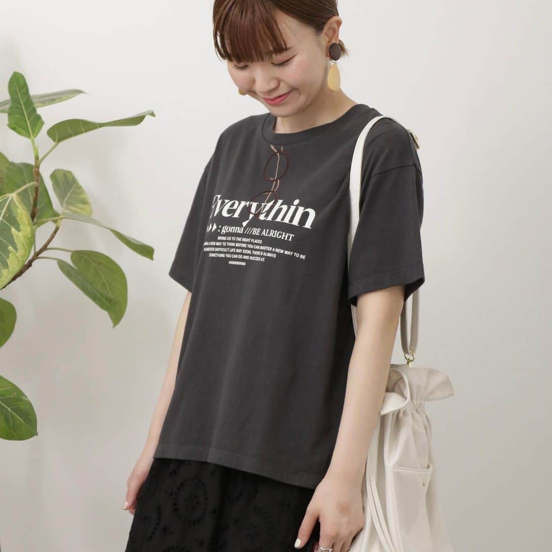 Lugnoncure（ルノンキュール）さんのインスタグラム写真 - (Lugnoncure（ルノンキュール）Instagram)「【T-SHIRT COLLECTION】 夏のコーディネートに欠かせないTシャツ。 今年もバリエーション豊かに揃っております！ ⁡ ロゴプリント、刺繍、スリーブレス、五分袖… とお好みのものからチョイスしてみて♪ ⁡ お求めやすいプライスでデザイン違いでの おまとめもおすすめ◎ ⁡ ⁡ •ロゴプリントTシャツ ¥2,970(tax incl.) _No.1212626 off-white/pink/black ⁡ •前後ロゴ5分袖レイヤードTシャツ ¥2,970(tax incl.) _No.1212531 off-white/beige/pink/charcoal ⁡ •メガネ刺繍Tシャツ ¥2,970(tax incl.) _No.1212532 off-white/beige/pink/charcoal ⁡ •ポケット女の子刺繍Tシャツ ¥2,970(tax incl.) _No.1212533 off-white/mint/charcoal ⁡ ⁡ ※商品画像は、撮影環境やご利用のPC・スマートフォンのモニター環境などにより実物と色味に差異がある場合がございます。 ⁡ ⁡ ⁡ #lugnoncure #ルノンキュール #オフコーデ #オフスタイル #休日コーデ #大人カジュアル #大人カジュアルコーデ #カジュアルコーデ #ナチュラルファッション #リラックスコーデ #Tシャツ #tshirt #2023ss #summer #canshopig」5月28日 18時32分 - lugnoncure