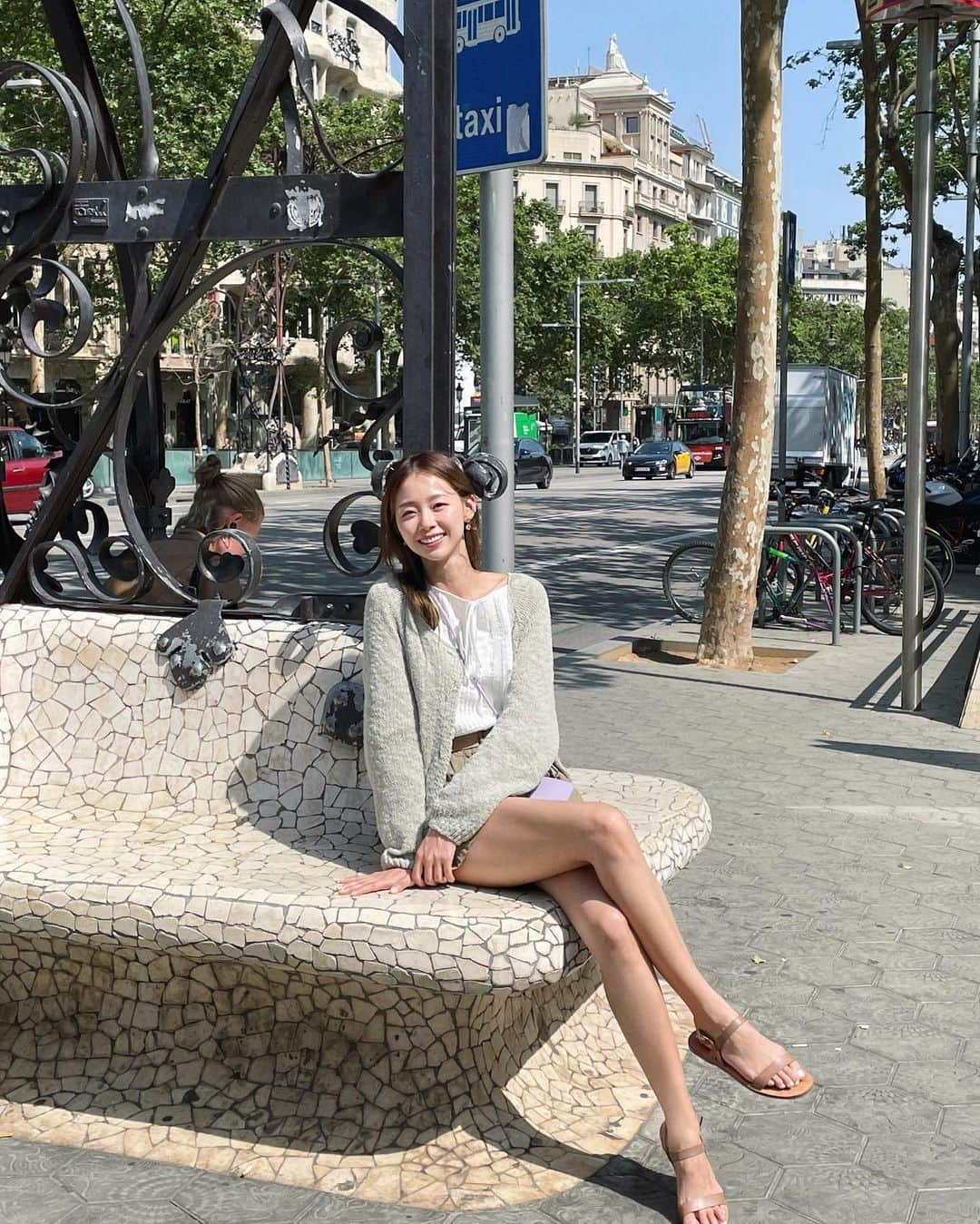 吳斐莉のインスタグラム：「巴塞羅納第一天就足矣斷腰😂  出發前朋友才提醒 會走到腿斷掉 因為巴塞說近不近說遠不遠 地鐵可能只是一站兩站 常常不知不覺一整天都用走的  原本來之前還想說有腳踏車可以騎 結果朋朋說那個當地人才能騎🥲  後來學乖就算2站也要坐地鐵 或者直接Taxi😂 然後口渴了就找個地方喝喝 能坐就坐 每天睡前還得幫腿按摩一下  但我斷的不是腿是腰😂 回去要請我的皮拉提斯老師 多鍛鍊我的腰⋯  ⚠️來巴塞絕對要一雙好走的鞋」