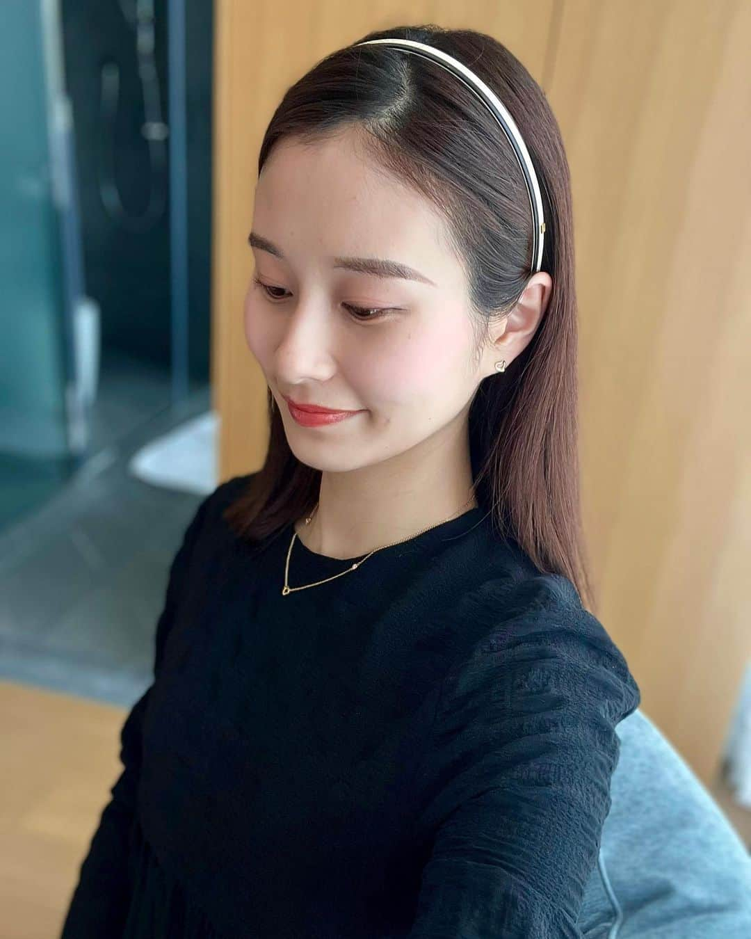 佐田志歩のインスタグラム：「. 少しずつ集めているアレクサンドルドゥパリのヘアアクセサリー 家で使ってもテンションが上がるし オケージョンにも使えて万能なのです☺️ 1番新入りのカチューシャは前髪を上げられる快適さにハマって休日大体つけてます🤍 . . . #alexandredeparis #アレクサンドルドゥパリ #ヘアアクセサリー #ヘアアレンジ」