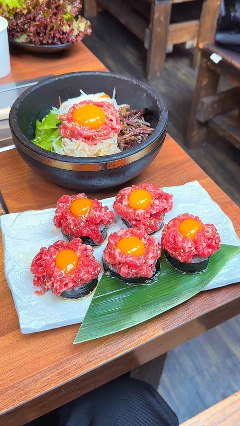 ゆうとグルメのインスタグラム：「🥩韓国料理付きサムギョプサル食べ放題100分2900円🥩 ㅤㅤㅤㅤㅤㅤㅤㅤㅤㅤㅤㅤㅤ 池袋にあるビビサムさん(@bibisam_ikebukuro)の  「サムギョプサル&チーズボール食べ放題100分」2900円 ㅤㅤㅤㅤㅤㅤㅤㅤㅤㅤㅤㅤㅤ 池袋駅から徒歩3分のところにあるビビサムさんは、本場韓国の生サムギョプサルが名物の韓国料理屋さん！ ㅤㅤㅤㅤㅤㅤㅤㅤㅤㅤㅤㅤㅤ 今回選んだのは食べ放題100分コース🥩🧀 ㅤㅤㅤㅤㅤㅤㅤㅤㅤㅤㅤㅤㅤ これは3種のサムギョプサル(ノーマル･厚切り･豚トロ)と白菜キムチ、チーズボール(チョコ･抹茶･モッツァレラ･プルダック)が100分おかわり自由なお得すぎるコース！ ㅤㅤㅤㅤㅤㅤㅤㅤㅤㅤㅤㅤㅤ さらに選べる韓国料理も1人1品無料でついてくるという大盤振る舞いすぎるサービスもあり！ ㅤㅤㅤㅤㅤㅤㅤㅤㅤㅤㅤㅤㅤ 選べる料理もキンパや石焼ビビンバ、チキン、チヂミ、チゲなどかなり種類豊富で、どれも通常注文と変わらないサイズで提供してくれるのでボリュームもしっかりありました！ ㅤㅤㅤㅤㅤㅤㅤㅤㅤㅤㅤㅤㅤ お肉は肉厚ジューシーで旨みもしっかり感じるし、揚げたてのチーズボールは表面サクッと生地もっちりで食べ放題だけど料理のクオリティはかなり高め🤤🤤 ㅤㅤㅤㅤㅤㅤㅤㅤㅤㅤㅤㅤㅤ 厚切りサムギョプサルとチョコチーズボールは特に絶品、選べる料理だとユッケがおいしかったからユッケキンパやユッケ石焼ビビンバを迷ったら選んでみてほしい！ ㅤㅤㅤㅤㅤㅤㅤㅤㅤㅤㅤㅤㅤ お腹いっぱいお得な値段でおいしい韓国料理とサムギョプサルが食べたいなら絶対ここ行くべきだと思う！！ ㅤㅤㅤㅤㅤㅤㅤㅤㅤㅤㅤㅤㅤ かなりおすすめ！！  —————————————— 📍東京都豊島区東池袋1丁目39-7 3階 ⏰11:00〜23:00 🛌不定休 🚃池袋駅から徒歩3分 —————————————— #PR #池袋グルメ #池袋ランチ #池袋 #ビビサム #韓国料理 #食べ放題 #チーズボール #サムギョプサル #tokyo #japantrip   #東京グルメ #東京ランチ #東京観光 #東京旅行 #カフェ好きな人と繋がりたい #ごはん記録 #おいしい #instafood #japantravel #tokyofood #cheese #ikebukuro #ユッケ」