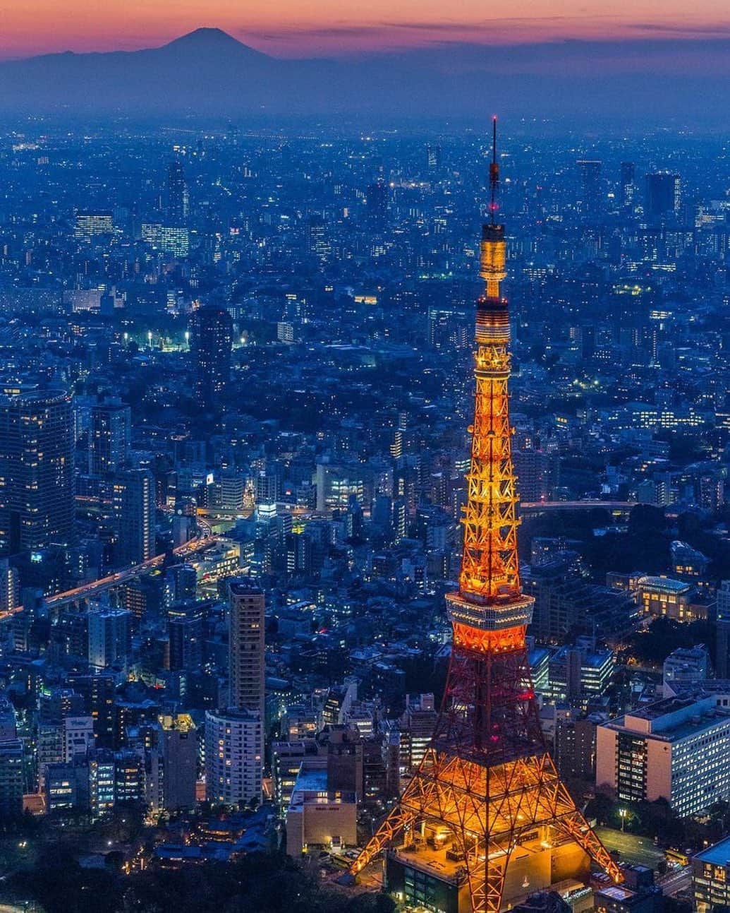 東京タワーさんのインスタグラム写真 - (東京タワーInstagram)「. 空撮でお馴染みの @hideo_matsuda さん！   過去に何度も空からの素敵なお写真を 投稿していただいてます！   本日ご紹介のお写真は、 メインデッキより下の部分が少し暗くなっていますが、 これは定期的に実施する ペンキ塗替え工事用の足場があるからなんです😊   それにしても、 ランドマークライト越しに見える 富士山が素晴らしいですね✨   一度は空から 東京タワーを眺めてみたいものです！   素敵なお写真をありがとうございました😊  --------------------------------  【 お知らせ 】  # your_tokyotowerで あなたの東京タワー🗼をリポスト！  皆様からの投稿どしどしお待ちしております！ （@tokyotower_official のタグ付けもよろしくね🖐）  詳細はプロフィールにある 固定されたフィード投稿から↓ @tokyotower_official  --------------------------------  #東京タワー #東京タワー🗼  #tokyotower  #tokyotower🗼」5月28日 18時35分 - tokyotower_official