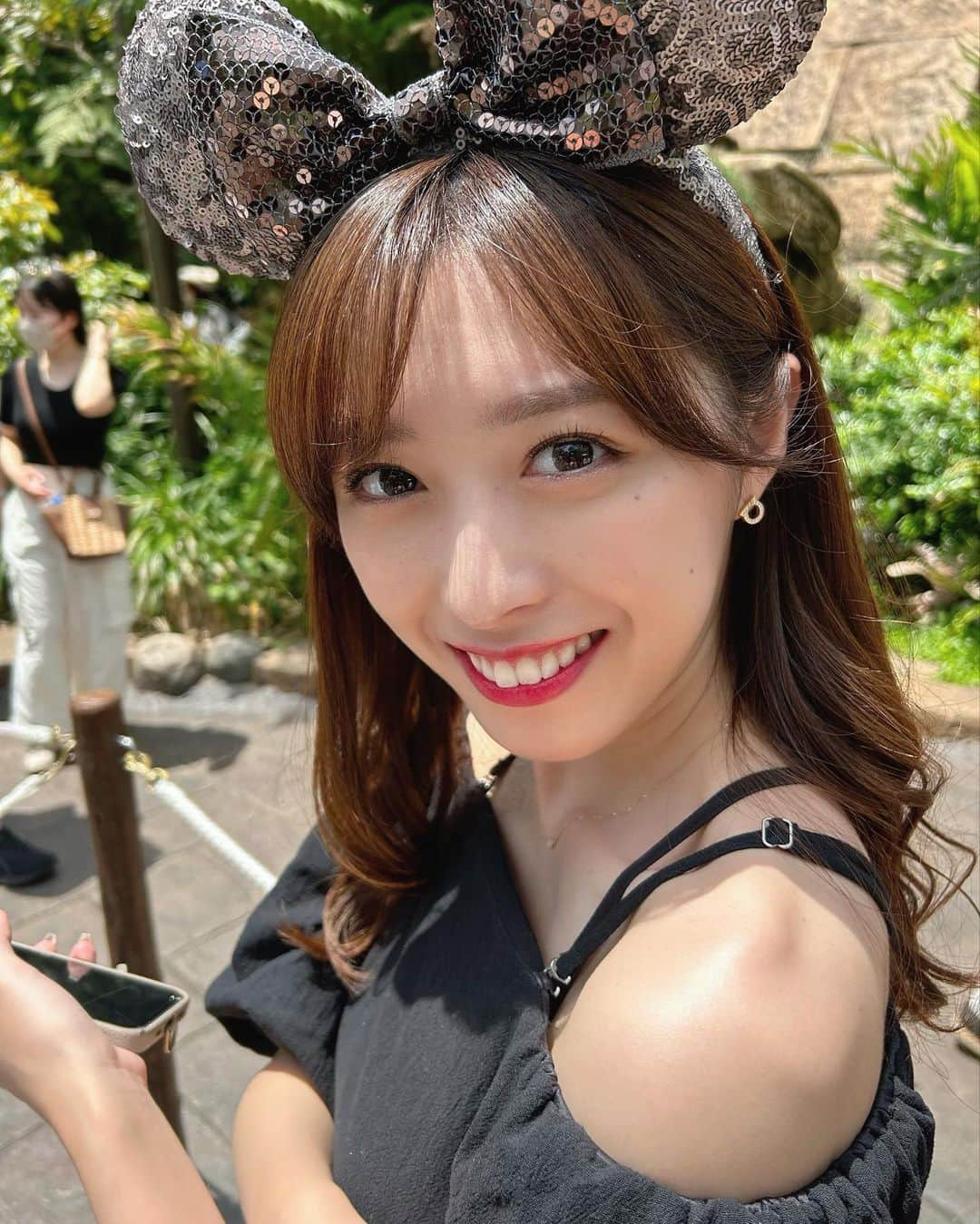 依田奈波さんのインスタグラム写真 - (依田奈波Instagram)「☀️  真夏のディズニーはいつも汗だくになるので、 まだ暑くなりすぎる前に🌿  #ディズニーシー #ディズニーカチューシャ #東京ディズニーシー #東京ディズニーリゾート #夏コーデ #ブラックコーデ #オフショル」5月28日 20時00分 - nanami_yoda