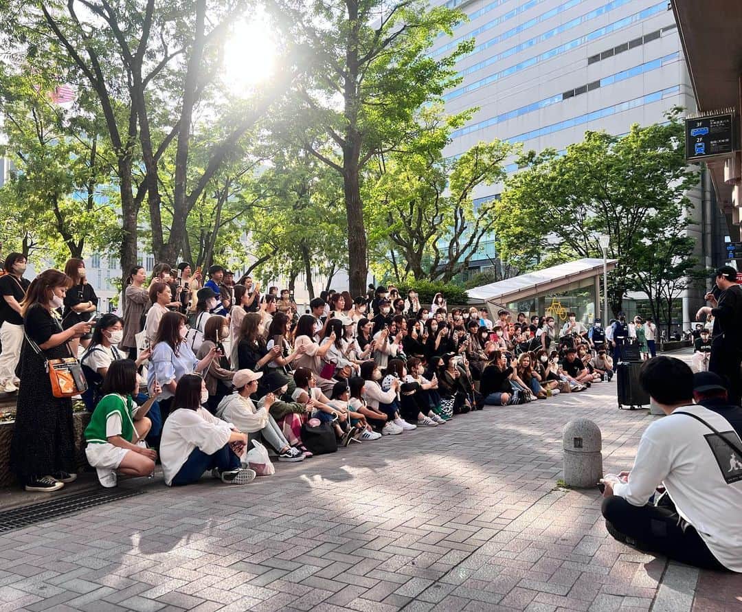 KAZUKI【ANFiNY】のインスタグラム：「福岡路上⚾️🔥  本当に残念なんやけど 2曲も歌うことが出来んかった、、💦  この日の為に遠くからたくさんの familyがきとるのに全く歌えずで、、 本当に悔しすぎるし申し訳ない。  特典会も思うようにできんくて…。 お返しにもならんけど みんなと無料で1枚ずつ写真とるしか できんくて本当にごめんね。  必ず、福岡リベンジします！ なにか良い形ないか考えます💪  暑い中集まってくれた 九州family本当にありがとう。  遠くから福岡まで来てくれた familyも本当にごめんとありがとう😭  今日はみんなゆっくり休んでな！ おれも家族と過ごします🙇  #髙橋一輝 #福岡路上」