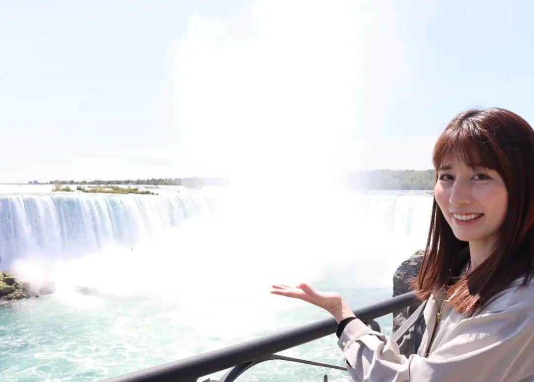 千種ゆり子のインスタグラム：「ナイアガラの滝へ🇨🇦😆 . . . カナダとアメリカの国境にあるので、どっちからでも見られる📸 . イグアスの滝、ヴィクトリアの滝と共に、世界3代瀑布のひとつでありながら、世界遺産ではない✍️ . . #NiagaraFalls #canada  . . 世界遺産ではない理由は、ググってみてください！」