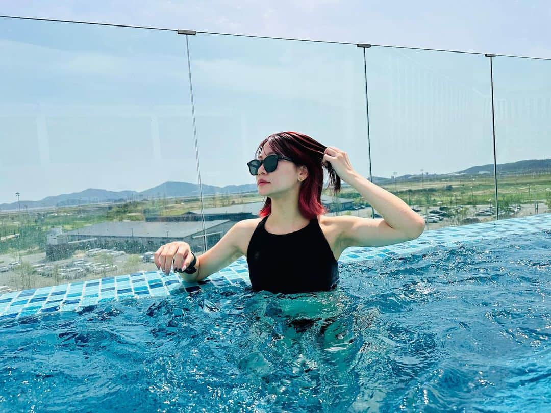 いちえ（夜のひと笑い）さんのインスタグラム写真 - (いちえ（夜のひと笑い）Instagram)「今年初プール💓 韓国でプールなんて贅沢すぎる🥹 プールと海どっちが好き？」5月28日 18時44分 - hnkichie27