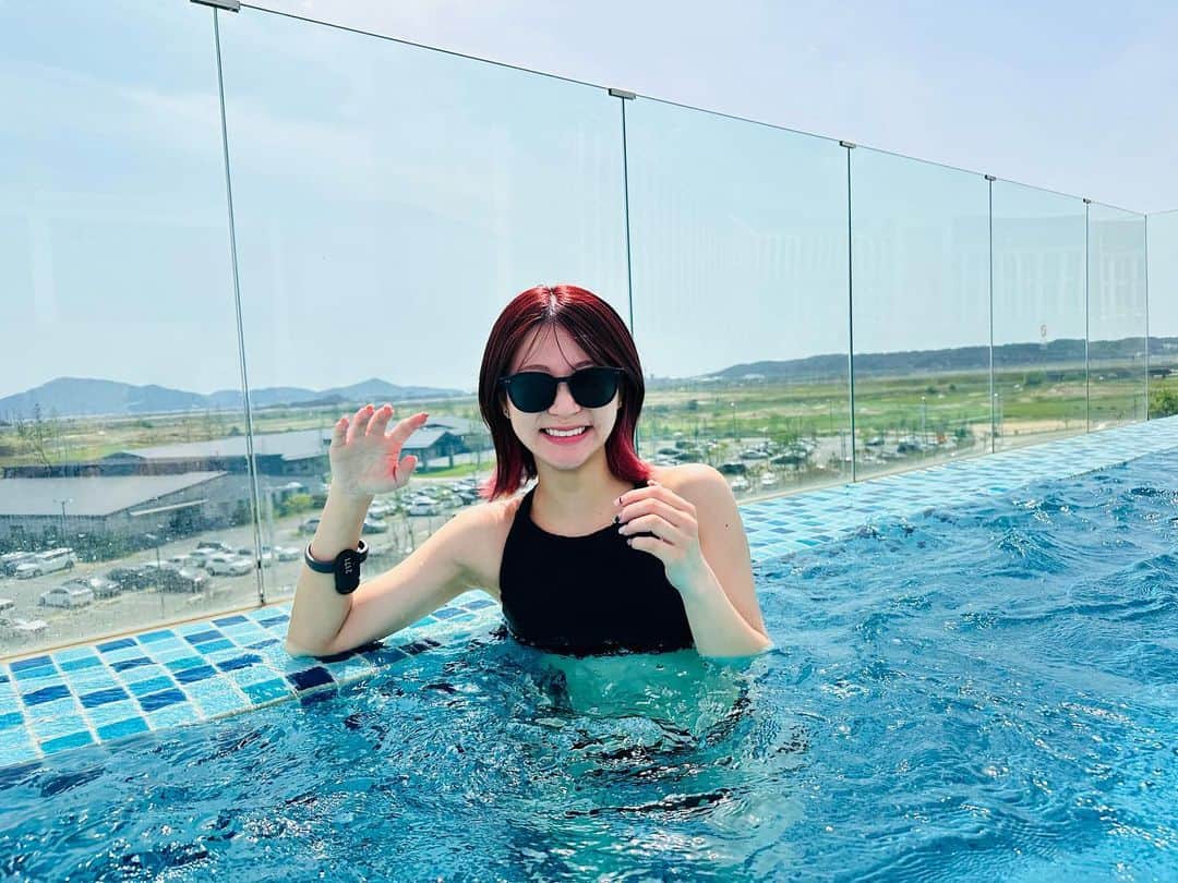 いちえ（夜のひと笑い）さんのインスタグラム写真 - (いちえ（夜のひと笑い）Instagram)「今年初プール💓 韓国でプールなんて贅沢すぎる🥹 プールと海どっちが好き？」5月28日 18時44分 - hnkichie27