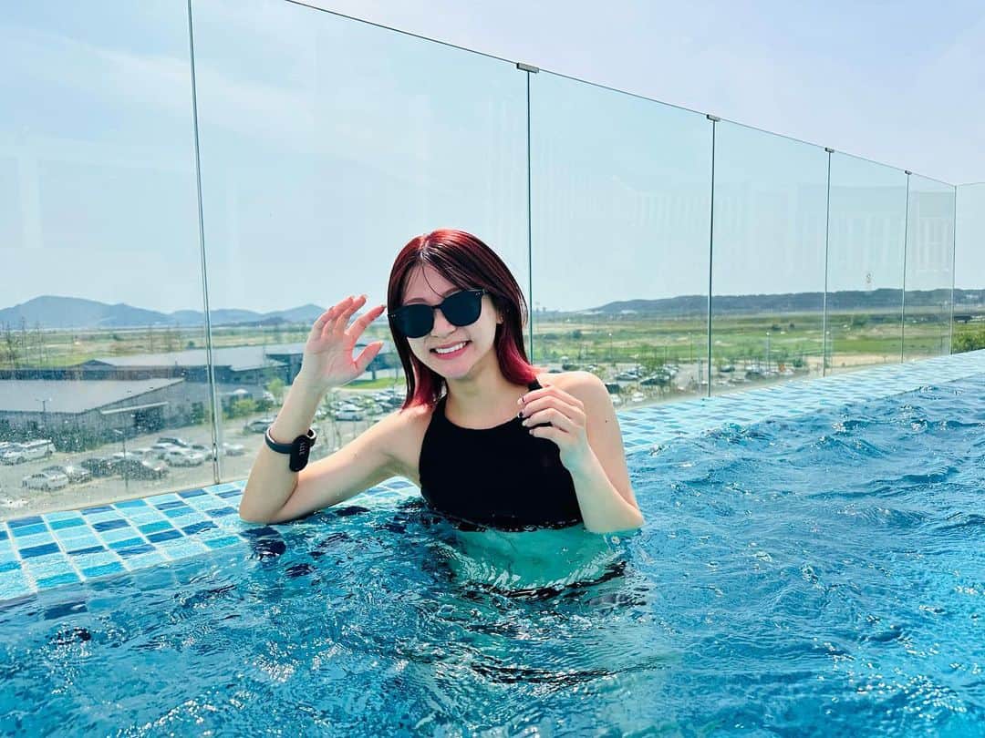 いちえ（夜のひと笑い）のインスタグラム：「今年初プール💓 韓国でプールなんて贅沢すぎる🥹 プールと海どっちが好き？」
