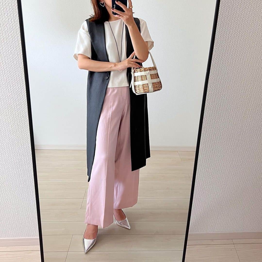 maricoさんのインスタグラム写真 - (maricoInstagram)「@sirin_jp のセミワイドパンツ☺︎ これ小柄女性のために作られたパンツ♡ ウエスト位置が高くて、股上と下のバランスが絶妙でラインが本当きれい🥺  落ち着いたピンク色だからオフィススタイルにも🌸  sirinのジレも合わせて着てみた♡  pants/gilet▶︎#sirin bag/panps▶︎#zara  #sirin_style#sirin_snap #シリン#低身長コーデ #キレイめ#ジレコーデ#カラーパンツコーデ#ピンクパンツ#アラフォーコーデ」5月28日 18時44分 - marico__0088