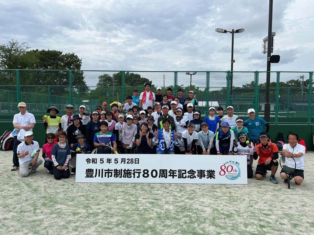 杉山愛のインスタグラム：「今日は豊川市でテニスイベント🎾 午前は小・中学生と親子の部 午後は一般の方達のテニスクリニック& トークショーでした🎤 沢山の方のご参加ありがとうございました😊 天気にも恵まれて良かった☀️  トークショーのMCは @so_channel_75  でした😆  今日初めてテニスをする方もいらして このイベントきっかけでテニス始めてもらえたら嬉しいです😆  #豊川市イベント  #テニス #テニスクリニック #osgドリームコート  #オーエスジードリームコート豊川」