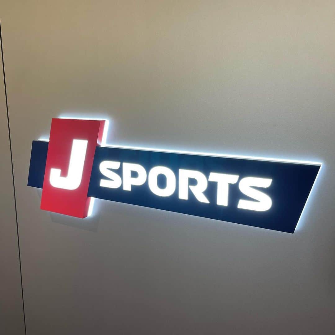 石川雄洋のインスタグラム：「中日-DeNA解説🎙️  今日はお台場から。  #jsports #ビジボ #横浜denaベイスターズ  #中日ドラゴンズ」