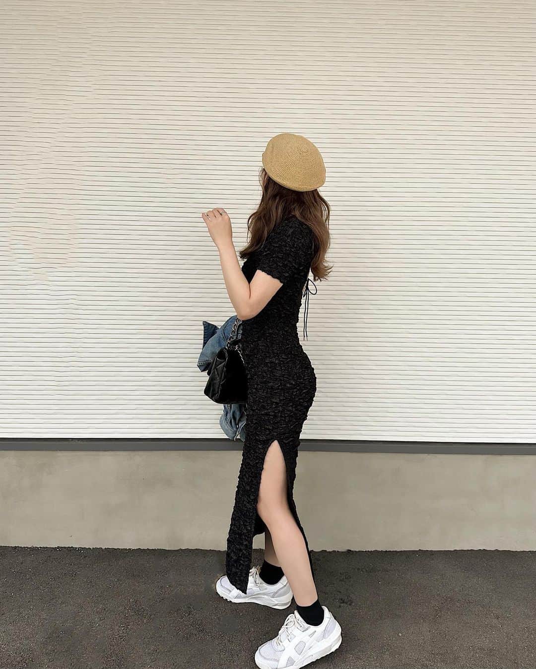 Yuuki mimuraのインスタグラム：「🖤 🐈‍⬛ 🏹 💫  .  @honeymihoney_official の展示会で頼んだ 楽ちんワンピース👗  のびーる素材で動きやすいけど 形は女性らしくて こういうのが一枚あるととても便利✨  今日はスニーカーでカジュアルに合わせたよ👟  長時間の移動で座りっぱなしでも 着心地よかった💭  . #ootd #outfitoftheday  #dress#BLACK#honeymihoney  #展示会#お洋服#ワンピース」