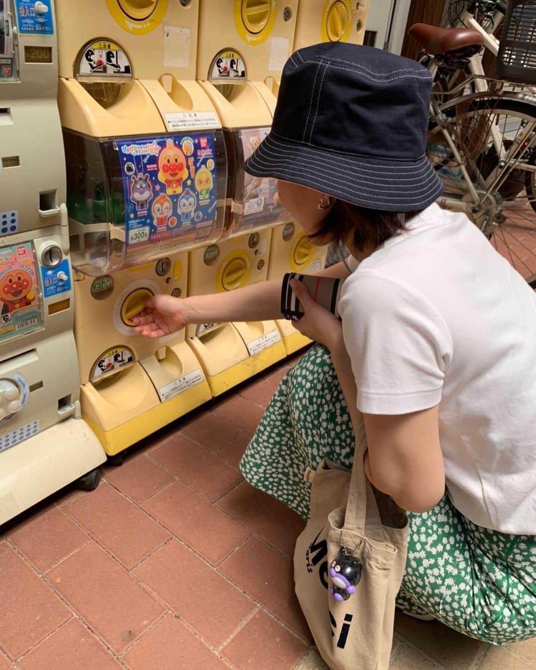 松原朋美のインスタグラム：「とある休日🌈☀️  大好きなアンパンマンの カプセルトイを見つけてトライ♡  あまりの可愛さに2回挑戦✌️ 最高のペアがでました♡♡  ドキンちゃんとコキンちゃんとメロンパンナちゃんも揃えたいなぁ🥰  やりだすと全部集めたくなるのは “あるある”ですよね？？笑  #カプセルトイ #アンパンマン #バイキンマン #休日の1コマ」