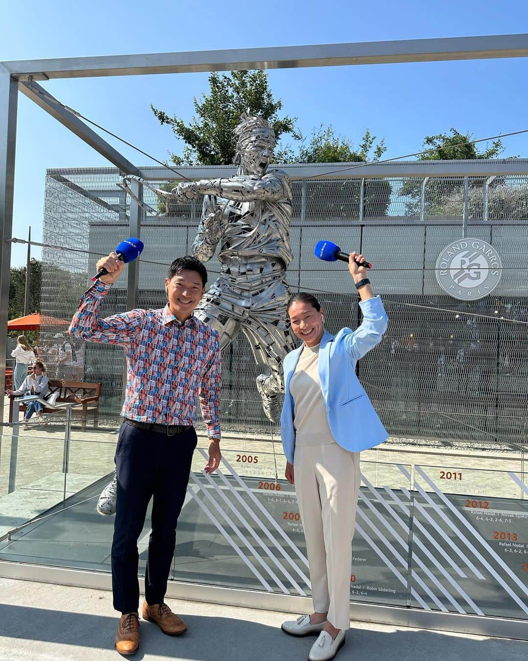 伊達公子さんのインスタグラム写真 - (伊達公子Instagram)「Roland Garros2023 DAY1 初夏のパリ、快晴で始まった @rolandgarros  やっぱり現地グランドスラムはいい！ ナダルのいない大会ではありますが ナダル像をバックに @hiroking255 と @wowowtennis 番組冒頭をお届け。  #伊達公子 #kimikodate  #テニス  #テニスプレイヤー #tennis  #tennisplayer #2023年5月28日 #day1 #rolandgarros #rolandgarros2023 #全仏オープンテニス #全仏オープンテニス2023 #paris #パリ #wowow #wowowテニス #wowowテニスアンバサダー  #大会初日」5月28日 18時52分 - kimiko.date