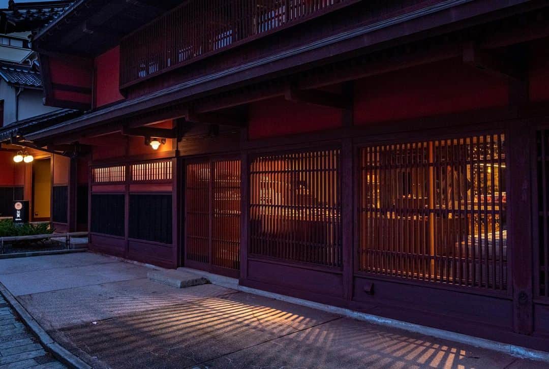 あや ◡̈*❤︎ayaさんのインスタグラム写真 - (あや ◡̈*❤︎ayaInstagram)「.  石川県加賀市にある星野リゾートの温泉旅館で伝統とモダンの融合を感じさせてくれる「界 加賀」  まず目に飛び込んでくるのは、紅殻格子（べんがらごうし）が印象的な建物（①②枚目）  中に入ると、伝統を感じさせる造りと、加賀水引など伝統工芸の装飾に彩られた素敵な空間が広がっています（⑥枚目）  また加賀の名産である九谷焼を修復する「金継ぎ」を体験できる工房が誕生（③④⑤枚目）欠けてしまったり割れてしまった器を再生させて実際に大切に使われています  ♨️温泉 （⑧枚目） 大浴場は内風呂と露天風呂があって、 内風呂には九谷焼のアートパネルが飾られていて加賀の春夏秋冬が表現されています。  お風呂上がりには、「加賀ゆずみつ」がオススメ！←びっくりするくらい美味しかったー（こちらはストーリーにて） アイスも4種類🍨あった  🍽️夕食は季節の趣向を凝らした会席で一品一品が九谷焼のあざやかな器に盛り付けられます、もちろん美味しいに決まってます🫶  特に！宝楽盛り （八寸、お作り、酢の物）...（⑨枚目） のどぐろの土鍋ご飯（⑩枚目）  たぶんコレは日本酒🍶に合う お料理だと思いましたが、ビールにも合いました🍻  カメラ持ってても持ってなくてもスマホでも思わず立ち止まって思い出に残したい場所がいっぱい（⑦枚目 トラベルライブラリー）  加賀の伝統にふれながら和の快適さを追求した空間と、その場所その季節でしか体験できないおもてなしやココロを感じた旅でした✨  続く...  ┈┈┈┈┈┈┈┈┈  📍界 加賀  石川県加賀市山代温泉18-47 Mapcode: 120 133 260*20  🚃 加賀温泉駅より車で約10〜15分 🚗最寄り高速出口 : 加賀ICより約15分   ┈┈┈┈┈┈┈┈┈  @hoshinoresorts.kai  @hoshinoresorts.official   #星野リゾート #界 #界加賀 #山代温泉 #温泉旅館 #北陸 #九谷焼 #金継ぎ #漆  ※一部 特別な許可撮影もあります」5月28日 18時48分 - aya.15aya