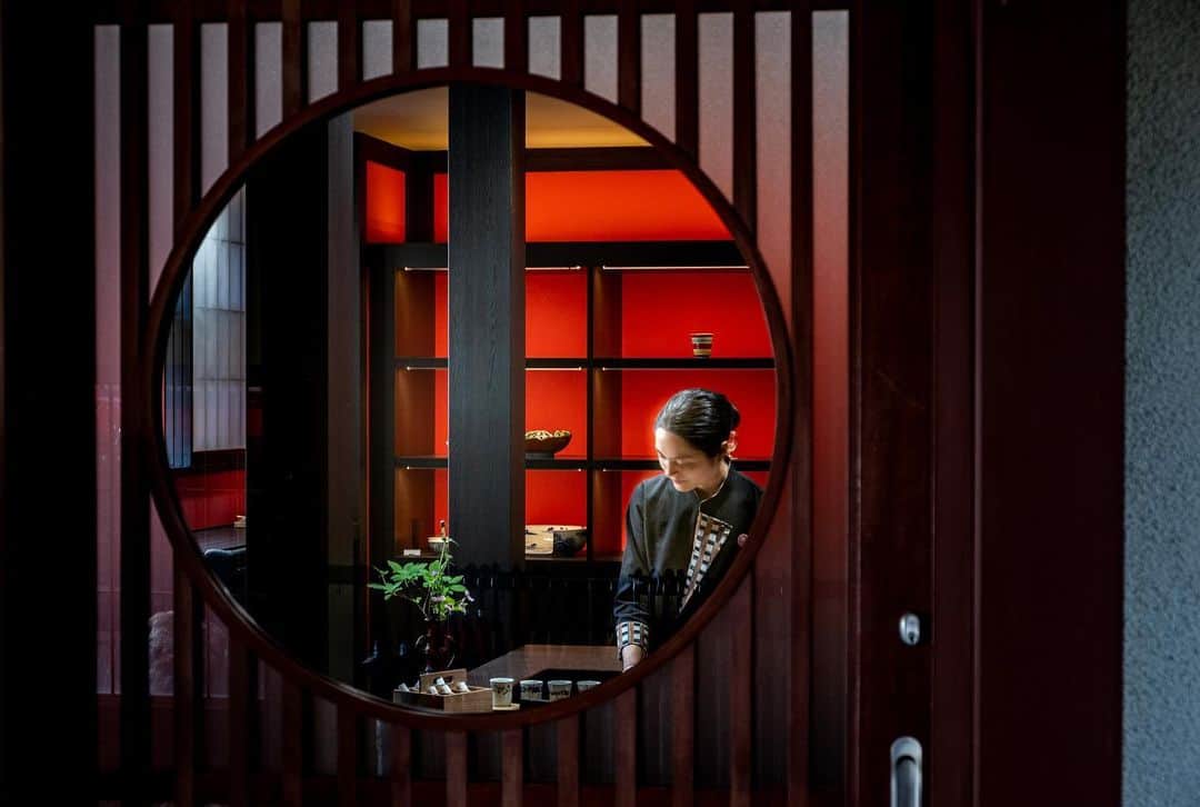 あや ◡̈*❤︎ayaさんのインスタグラム写真 - (あや ◡̈*❤︎ayaInstagram)「.  石川県加賀市にある星野リゾートの温泉旅館で伝統とモダンの融合を感じさせてくれる「界 加賀」  まず目に飛び込んでくるのは、紅殻格子（べんがらごうし）が印象的な建物（①②枚目）  中に入ると、伝統を感じさせる造りと、加賀水引など伝統工芸の装飾に彩られた素敵な空間が広がっています（⑥枚目）  また加賀の名産である九谷焼を修復する「金継ぎ」を体験できる工房が誕生（③④⑤枚目）欠けてしまったり割れてしまった器を再生させて実際に大切に使われています  ♨️温泉 （⑧枚目） 大浴場は内風呂と露天風呂があって、 内風呂には九谷焼のアートパネルが飾られていて加賀の春夏秋冬が表現されています。  お風呂上がりには、「加賀ゆずみつ」がオススメ！←びっくりするくらい美味しかったー（こちらはストーリーにて） アイスも4種類🍨あった  🍽️夕食は季節の趣向を凝らした会席で一品一品が九谷焼のあざやかな器に盛り付けられます、もちろん美味しいに決まってます🫶  特に！宝楽盛り （八寸、お作り、酢の物）...（⑨枚目） のどぐろの土鍋ご飯（⑩枚目）  たぶんコレは日本酒🍶に合う お料理だと思いましたが、ビールにも合いました🍻  カメラ持ってても持ってなくてもスマホでも思わず立ち止まって思い出に残したい場所がいっぱい（⑦枚目 トラベルライブラリー）  加賀の伝統にふれながら和の快適さを追求した空間と、その場所その季節でしか体験できないおもてなしやココロを感じた旅でした✨  続く...  ┈┈┈┈┈┈┈┈┈  📍界 加賀  石川県加賀市山代温泉18-47 Mapcode: 120 133 260*20  🚃 加賀温泉駅より車で約10〜15分 🚗最寄り高速出口 : 加賀ICより約15分   ┈┈┈┈┈┈┈┈┈  @hoshinoresorts.kai  @hoshinoresorts.official   #星野リゾート #界 #界加賀 #山代温泉 #温泉旅館 #北陸 #九谷焼 #金継ぎ #漆  ※一部 特別な許可撮影もあります」5月28日 18時48分 - aya.15aya