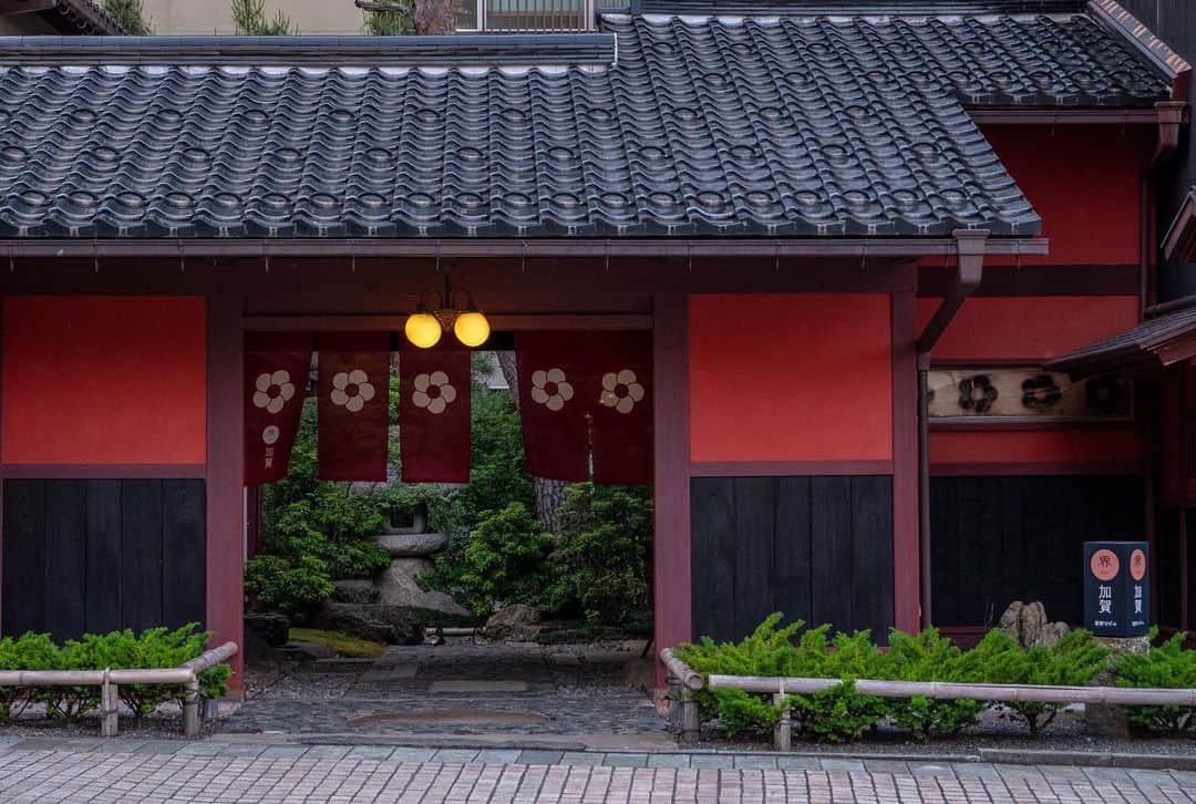 あや ◡̈*❤︎ayaのインスタグラム：「.  石川県加賀市にある星野リゾートの温泉旅館で伝統とモダンの融合を感じさせてくれる「界 加賀」  まず目に飛び込んでくるのは、紅殻格子（べんがらごうし）が印象的な建物（①②枚目）  中に入ると、伝統を感じさせる造りと、加賀水引など伝統工芸の装飾に彩られた素敵な空間が広がっています（⑥枚目）  また加賀の名産である九谷焼を修復する「金継ぎ」を体験できる工房が誕生（③④⑤枚目）欠けてしまったり割れてしまった器を再生させて実際に大切に使われています  ♨️温泉 （⑧枚目） 大浴場は内風呂と露天風呂があって、 内風呂には九谷焼のアートパネルが飾られていて加賀の春夏秋冬が表現されています。  お風呂上がりには、「加賀ゆずみつ」がオススメ！←びっくりするくらい美味しかったー（こちらはストーリーにて） アイスも4種類🍨あった  🍽️夕食は季節の趣向を凝らした会席で一品一品が九谷焼のあざやかな器に盛り付けられます、もちろん美味しいに決まってます🫶  特に！宝楽盛り （八寸、お作り、酢の物）...（⑨枚目） のどぐろの土鍋ご飯（⑩枚目）  たぶんコレは日本酒🍶に合う お料理だと思いましたが、ビールにも合いました🍻  カメラ持ってても持ってなくてもスマホでも思わず立ち止まって思い出に残したい場所がいっぱい（⑦枚目 トラベルライブラリー）  加賀の伝統にふれながら和の快適さを追求した空間と、その場所その季節でしか体験できないおもてなしやココロを感じた旅でした✨  続く...  ┈┈┈┈┈┈┈┈┈  📍界 加賀  石川県加賀市山代温泉18-47 Mapcode: 120 133 260*20  🚃 加賀温泉駅より車で約10〜15分 🚗最寄り高速出口 : 加賀ICより約15分   ┈┈┈┈┈┈┈┈┈  @hoshinoresorts.kai  @hoshinoresorts.official   #星野リゾート #界 #界加賀 #山代温泉 #温泉旅館 #北陸 #九谷焼 #金継ぎ #漆  ※一部 特別な許可撮影もあります」