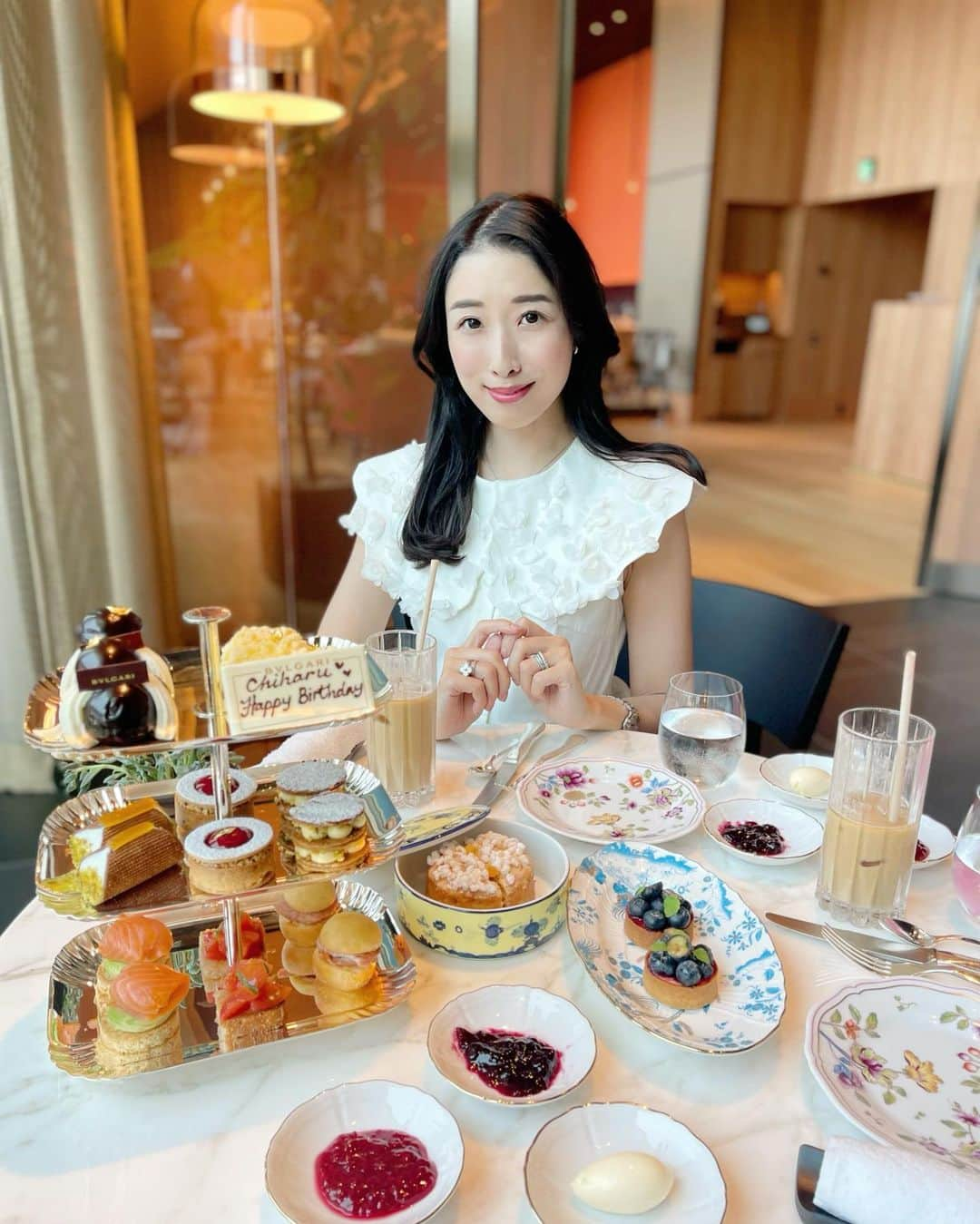 越馬千春さんのインスタグラム写真 - (越馬千春Instagram)「. 🎂🥰  素敵な場所でお祝いしてくれた 大好きな友達🩷🩷 @nonokagram  毎年お祝いしてくれてありがとう🥰 　 　　  子育て、仕事のことなんでも話せる大切な存在🫶✨ ハワイと韓国絶対実現させようね🌺🇰🇷 @bulgari  @bulgarihotels  #BVLGARIhotel#bvlgarihoteltokyo #ブルガリホテル#ブルガリホテル東京#八重洲ミッドタウン#yaesumidtown  #afternoontea #AT #tea #スイーツ#sweets #teatime #sweets #cake #chocolate #千春の趣味#アフタヌーンティー会#東京アフタヌーンティー #tokyoafternoontea #chiharukoshiba_afternoontea」5月28日 18時48分 - chiharukoshiba