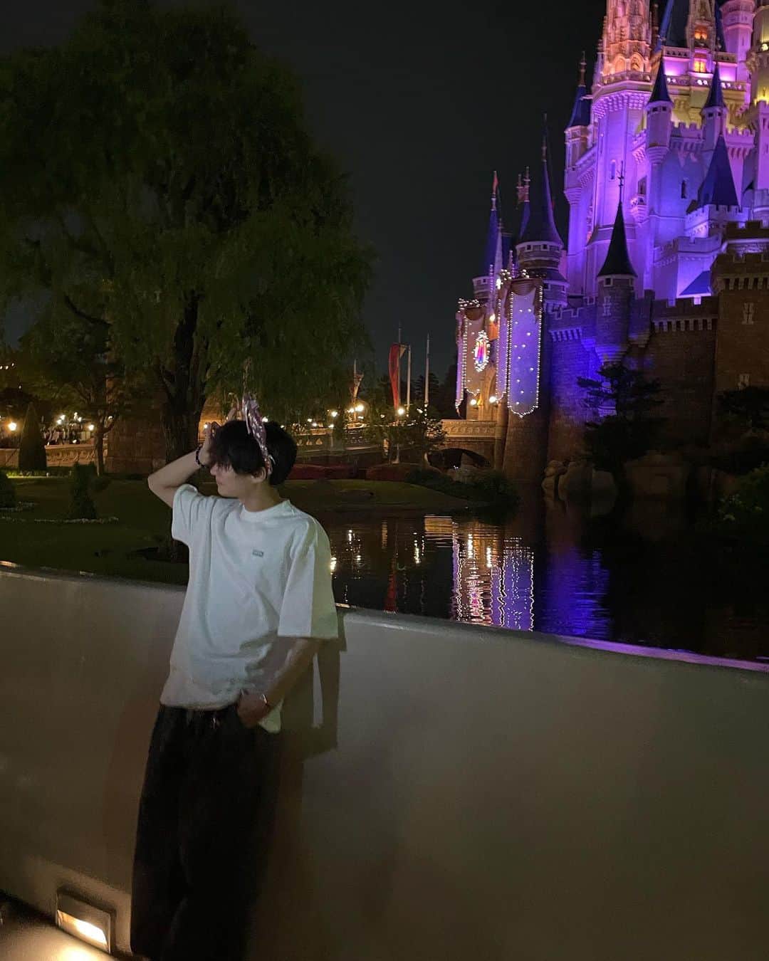 小林希大のインスタグラム：「シンデレラ城の穴場スポット人いなくて映えるし最高でした👍  みんなオフショ撮ってる横でさらに撮ってくれるから別アングルの写真もたくさん😂ありがとう！  途中珍しく彼女目線的な？🤭  まじでディズニーのチキン美味しすぎて2個も食べちゃった🫢30分ならんだけど甲斐がありました  #ディズニー #シンデレラ城 #辛味チキンが好き」