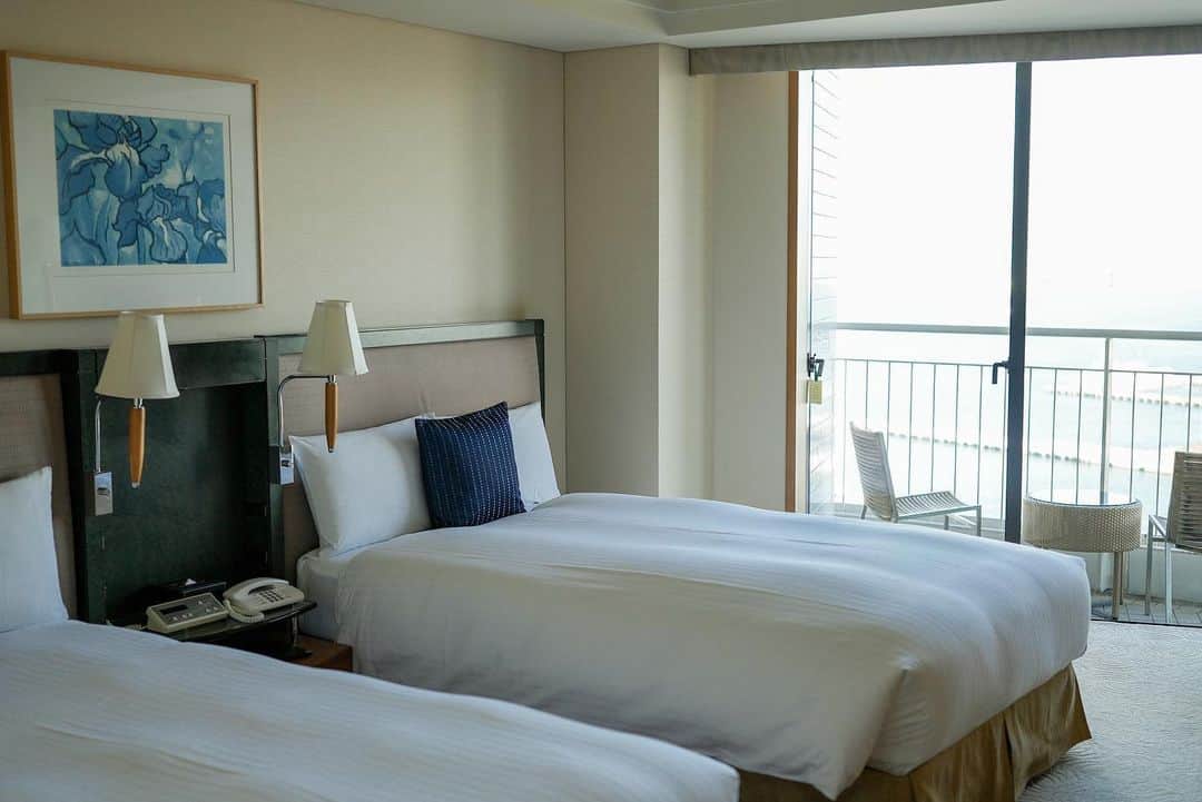 横浜ベイホテル東急［公式］さんのインスタグラム写真 - (横浜ベイホテル東急［公式］Instagram)「// バルコニーから横浜の景色を眺めたり プールでのんびりとくつろいだり 時間を忘れてゆったりと ホカンス気分をご堪能ください！ . #ホカンス #旅 #プール  #ホテル #女子旅 #記念日  #バルコニー #海 #空  #旅行好きな人と繋がりたい  #みなとみらい #横浜  #横浜ベイホテル東急  #みなとみらい線フォト散歩  #hotel #balcony #pool  #instatravel  #yokohamabayhoteltokyu  #myyokohama」5月28日 18時59分 - yokohamabayhoteltokyu