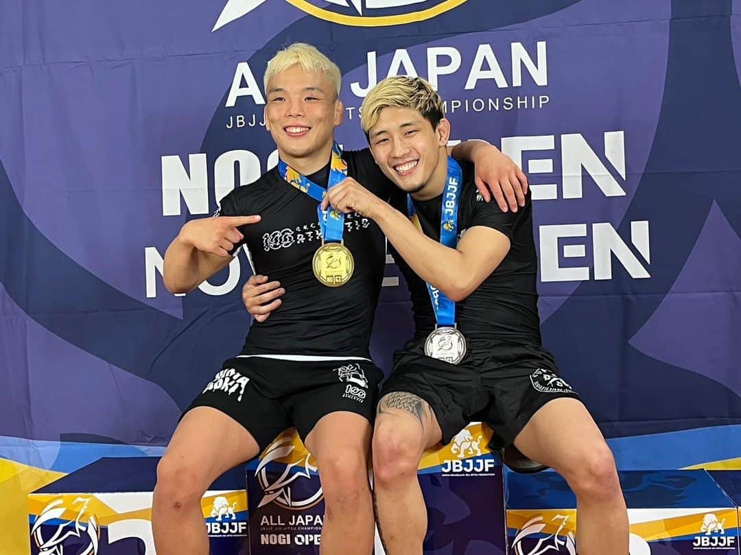 岩﨑正寛のインスタグラム：「タツノスケと竹浦くんが全日本でシェア優勝した。 全日本ノーギエキスパートは黒帯を含めたノーギの日本一を決めるトーナメント。 タツノスケはそれに優勝したと言う事は正真正銘の日本一を名乗れる。 タツノスケが日本一。。。世も末やな。 反対ブロックを竹浦くんが危なげなく勝ってきて今日、フェザー級は二人の日になった。 コタローくんは惜しくもライト級三位。 まだまだ日本一になるには足りない所を指摘されるような試合だったのでこれからそれを糧にして伸びれるかはそれ次第だ。 後の感想はstand fmとYouTubeで語ろうか。 @masakicdbjj @tatsucdbjj @kotarocdbjj」