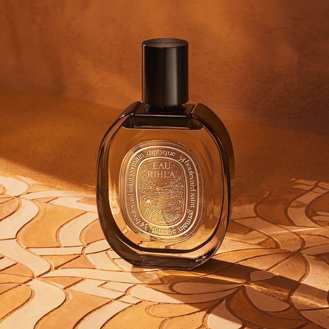 ディプティックのインスタグラム：「Each drop of Eau Rihla… ...leads to the Middle East. On the way, some leather notes, berber tents, travel bags. On the horizon, appears the top of an Atlas cedar. And below the irises mix with fruity raspberry tones... A path that our founders took in 1961 to cross the landscapes of the Middle East.  #diptyqueparis #diptyque #eaurihla」