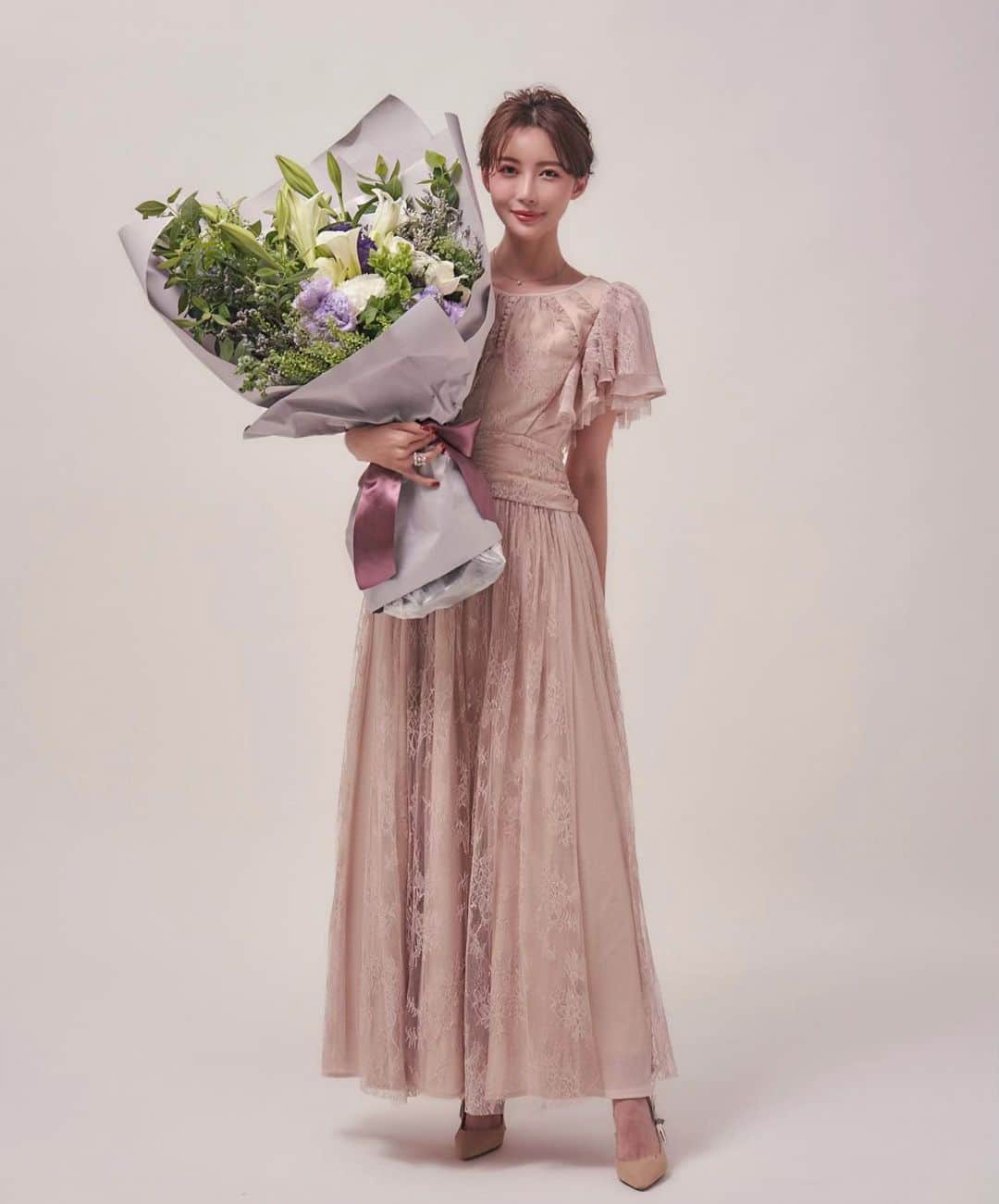 MIYABIのインスタグラム：「本日で30歳になりました😌🎉 そんな節目な日に私からご報告させて頂きたい事があります。  この度私がプロデュースするアパレルブランド【ERADIE】 @eradie_official が今年の6月14日からスタート致します。  3年前E'LFFINEが休止した以来、多くの皆様からまたアパレル再開して欲しいとのお声掛け頂き、私自身ももう一度皆様とお洋服を通じてハッピーをお届けしたい、幸せに携わりたいと思い、今回新しいブランド【ERADIE】を立ち上げました☺️  実はずっと愛用していたブランドの運営会社様から今回のお話を頂き、昨年から密かに準備を進めてました！👀❣️  ドレス系やワンピースを中心としたブランドでパーティやお祝い事に是非着用して頂きたいと思ってます🥂✨もちろんデイリー使いしやすいデザインのものもあります👗  共に最高なものを作りたいですね！ なんて話しながら、何回も打ち合わせを重ねサンプルを直し私が納得出来るまでやろうと言ってくれたデザイナーさん、パタンナーさんに感謝です😭 ありがとうございます❣️  なにより、こうして皆様に報告出来た事は普段から応援して下さっているフォロワーの皆様のおかげです🙇🏻‍♀️🥹🫶🏻 こんな私ですが、長年寄り添いながらいつも励ましてくれるフォロワーの皆様がいることに感謝致します❣️  【ERADIE】のブランドコンセプトについて少し語らせてください🫶🏻  【ERADIE(エラディエ)】  ERA（新時代）とcordierite(菫青石)の造語になります。  菫青石は「本来持つ力を活かし、目標へ進んでいくように正しく導く」とされるパワーストーン。 エラディエは『自立し自由に気高く生きていく新時代を代表する女性』のためのドレス・ワンピースを中心としたブランドです。  また菫青石の石言葉「誠実・貞操・徳望」のように迷わず本物の自分をみつけられるように、自分に誠実に、幸せを手に入れられるように、という願いがこめられています。  全ての女性を高貴に着飾り、自分自身を表現することのできるブランドにしていきます。あなたは大切な存在という事をERADIEのお洋服を通じて感じていただけることを願っております。  汝が人生は気高く自由に華麗にあれ generosa, libera et praeclara sit vita tua.  最後になりましたが、【ERADIE】のお洋服でひとりでも多くのお客様に幸せと輝きをお届け出来たらと思います。今後ともよろしくお願い致します🙇🏻‍♀️❣️  ディレクター MIYABI」