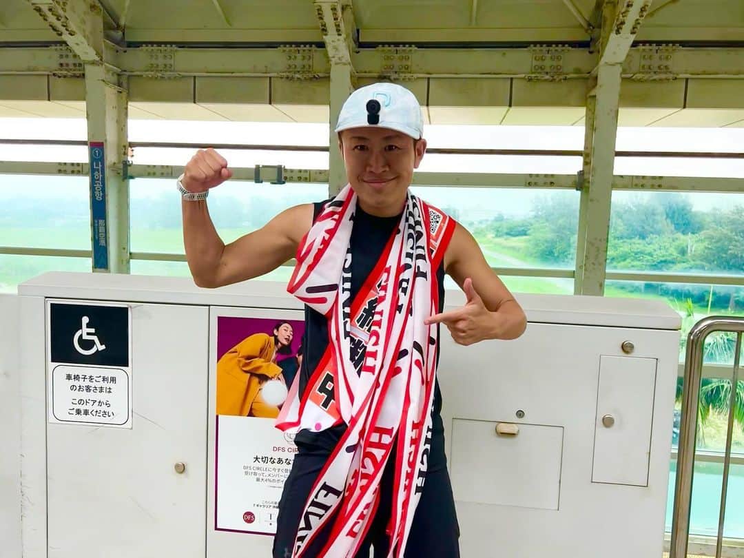 竹本カズキのインスタグラム：「【ウルトラ竹本沖縄108km縦断】 スタート前の嫌そうな顔とゴール後のドヤ顔のギャップよ😂  途中補食でサーターアンダギー食わされたり、沖縄を感じたくて海入ったり、コース間違えて距離延びたり、100km過ぎてからの8kmはまじで過去1長く感じた😇  距離が長い分ゴールした時の達成感半端ない✨  でも今後ウルトラマラソンに出る事はない、たぶん🤣  ほんといい経験になったな〜😊 走った後真っ先に食べたくなったのはやっぱり🍕でした😋  #ランニング初心者 #マラソン初心者 #ウルトラマラソン初挑戦 #沖縄縦断 #ウルトラ竹本沖縄100km縦断」