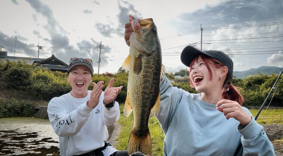 マルコスさんのインスタグラム写真 - (マルコスInstagram)「やほまる❗️  なーんと先日、吉田の撃ちゃんと異色のコラボをして参りました🎣🔥 .  みんな想像がつかないでしょ？笑😂 .  超楽しい釣行だったにょん！ しかも舞台は和歌山だにょん！ . 動画アップは撃チャンネルみるんだにょん！！ .  撃ちゃんまた釣りしようね✌🏻🔥🎣🎣ありがとう🎶  #釣り　#バス釣り　#吉田撃　#マルコス」5月28日 18時55分 - marucos91