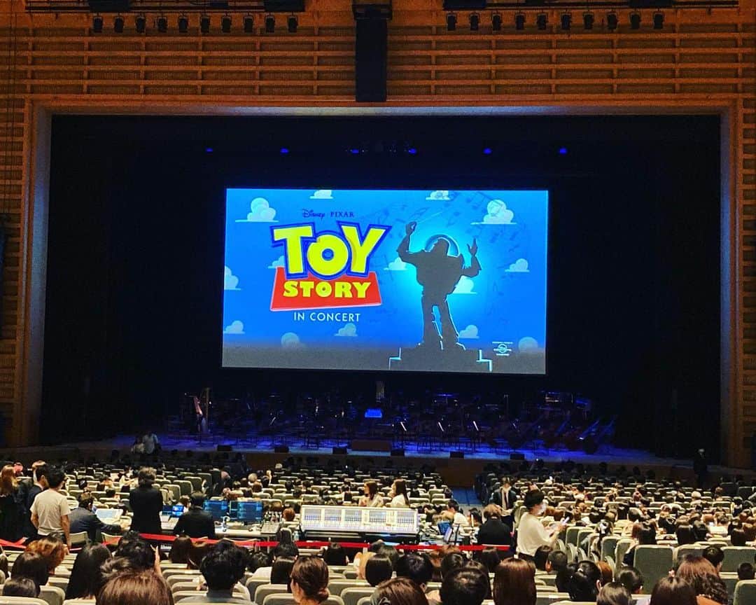 のインスタグラム：「・ 自分のWoodyやBuzzを連れて会場に来てる子もたくさんいました。  11歳と明日で10歳になるうちの娘たちはそれぞれ何を思ったんだろう。  数えきれないほど繰り返し見たトイストーリーだけど、まだまだ発見があって、 私は80歳くらいになって見たら自分が何を感じるか、楽しみ。  オーケストラっていいな。楽しかったし泣いた。シネマコンサートが大好き。  #toystory #cinemainconcert  #トイストーリー #シネマコンサート」