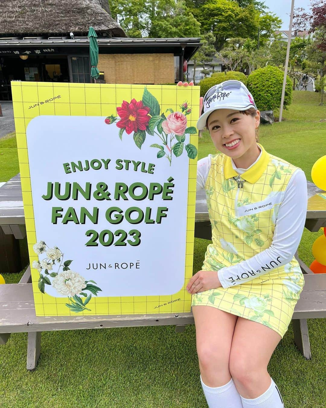 笹原優美さんのインスタグラム写真 - (笹原優美Instagram)「⭐︎ 5月15日に開催された 【ENJOY STYLE JUN&ROPE' FAN GOLF 2023】に 参加させていただきました😆🌺✨ @junandrope   今回の #ジュンロペコンペ は、 フローラル柄がテーマということで！ お気に入りのイエローフローラルの セットアップを着ました🥰🌼  一緒にゲスト出演した 青木さん @aoki.sho とリンクコーデ🫶🏻✨  ★スタート前は練習場で 青木さんと私のワンポイントレッスン会🏌️‍♂️⛳️  ★スタート後は各イベントホールで 青木さんがニアピン対決、 私がドラコン対決を担当しました🔥 勝った方には私たちのサインボールをプレゼント！！  ★そして今回初めてMCを務めてくださった 黒田カントリークラブさん @kuroda.cc による 1番ホールでのスタートコールが大好評でした😆🎤 プロの試合さながらの選手紹介と共に ティーショットを打てるのはとても新鮮な経験ですよね✨  毎回恒例の豪華賞品プレゼントももちろんのこと💝 新しい試みとしてラウンド終了後の パッティングツアー体験も開催されました✨  ジュンロペのお洒落なウェアに身を包まれながら 参加者の皆さんととても楽しい時間を過ごせました🥹💓 笑顔溢れるイベント！！✨  次回のジュンロペコンペは 秋頃に開催できたらいいな〜という感じみたいです🍁  まだ参加したことない方は ぜひ次回！一緒に楽しみましょう😆🌈  FAN GOLF 2023にご参加くださった皆さま ありがとうございました！！✨ ☁️ ☁️ @junandrope 🦩 @jun.c.c.club ⛳️ #junandrope#ジュンアンドロペ#ジュンロペ #ジュンクラシックカントリークラブ #ジュンロペコンペ #ゴルフ#golf#ゴルフ大好き#ゴルフ上手くなりたい #ゴルフウェア#golfwear#ゴルフコーデ #ゴルフ男子#ゴルフ女子」5月28日 18時56分 - yumi_sasahara_official