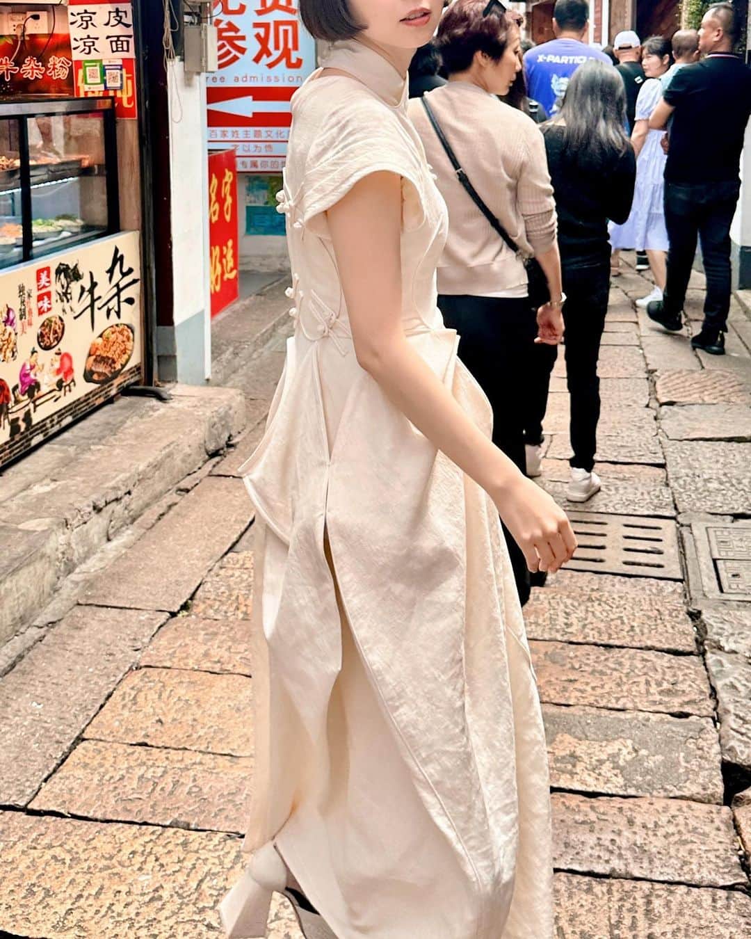 あさぎーにょさんのインスタグラム写真 - (あさぎーにょInstagram)「中国🇨🇳🇨🇳🇨🇳🇨🇳🇨🇳 ニーハオ🐼🍊  Chinese brand dress @yehuafan  shoes @shushu__tong  #海外旅行#上海#中国#中国旅行 #中国ファッション#中国メイク」5月28日 18時58分 - asagiinyo