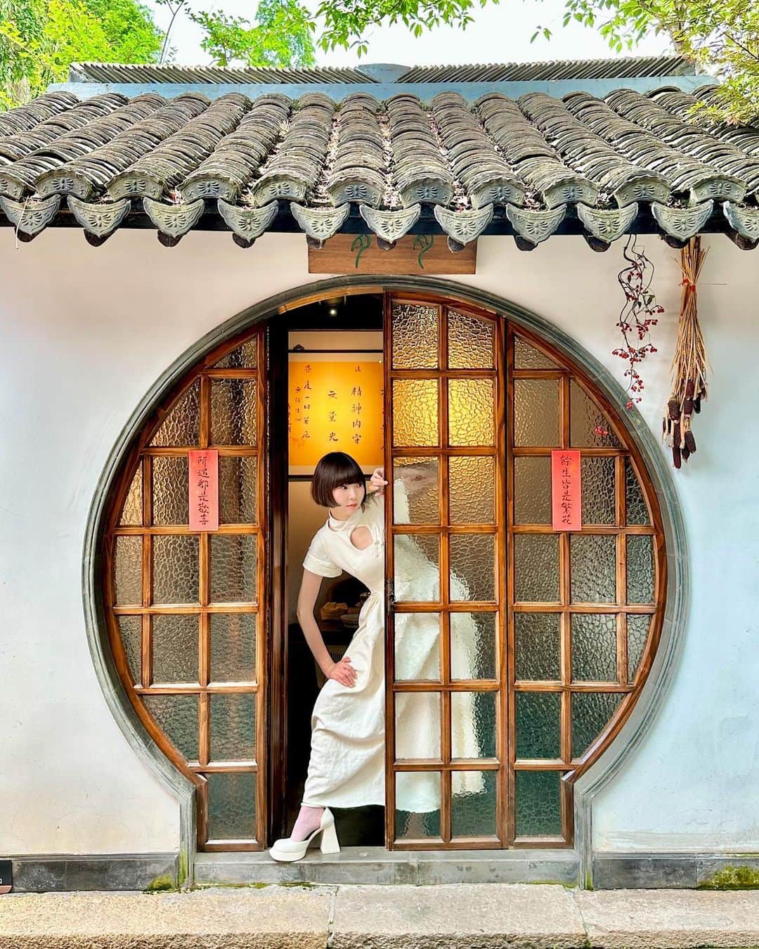 あさぎーにょさんのインスタグラム写真 - (あさぎーにょInstagram)「中国🇨🇳🇨🇳🇨🇳🇨🇳🇨🇳 ニーハオ🐼🍊  Chinese brand dress @yehuafan  shoes @shushu__tong  #海外旅行#上海#中国#中国旅行 #中国ファッション#中国メイク」5月28日 18時58分 - asagiinyo