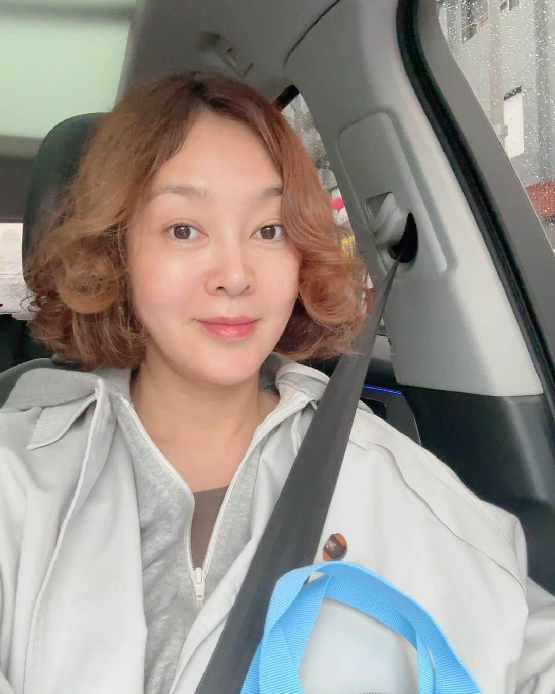 イ・スンヨンさんのインスタグラム写真 - (イ・スンヨンInstagram)「주룩주룩  비야 그만와줘~~~~ㅜㅜ   날씨와 다르게  산뜻 그 자체인 가방👛   우중충 할 때 일수록  작은 소품이라도  상큼함을 잃지 말자구요ㅋㅋ  #비오는날은 #상큼발랄가방 #😜 #ootd #운동가족패션~」5月28日 18時58分 - leesyaram