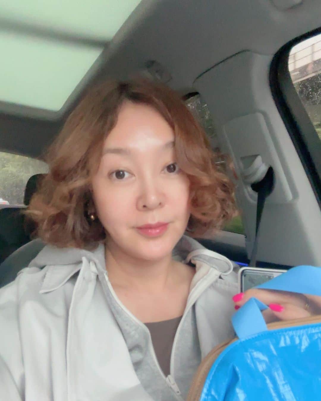 イ・スンヨンさんのインスタグラム写真 - (イ・スンヨンInstagram)「주룩주룩  비야 그만와줘~~~~ㅜㅜ   날씨와 다르게  산뜻 그 자체인 가방👛   우중충 할 때 일수록  작은 소품이라도  상큼함을 잃지 말자구요ㅋㅋ  #비오는날은 #상큼발랄가방 #😜 #ootd #운동가족패션~」5月28日 18時58分 - leesyaram